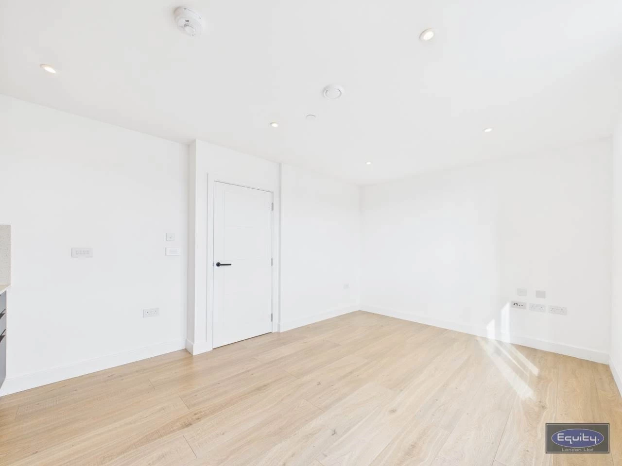 Kitchen & Living room (4)