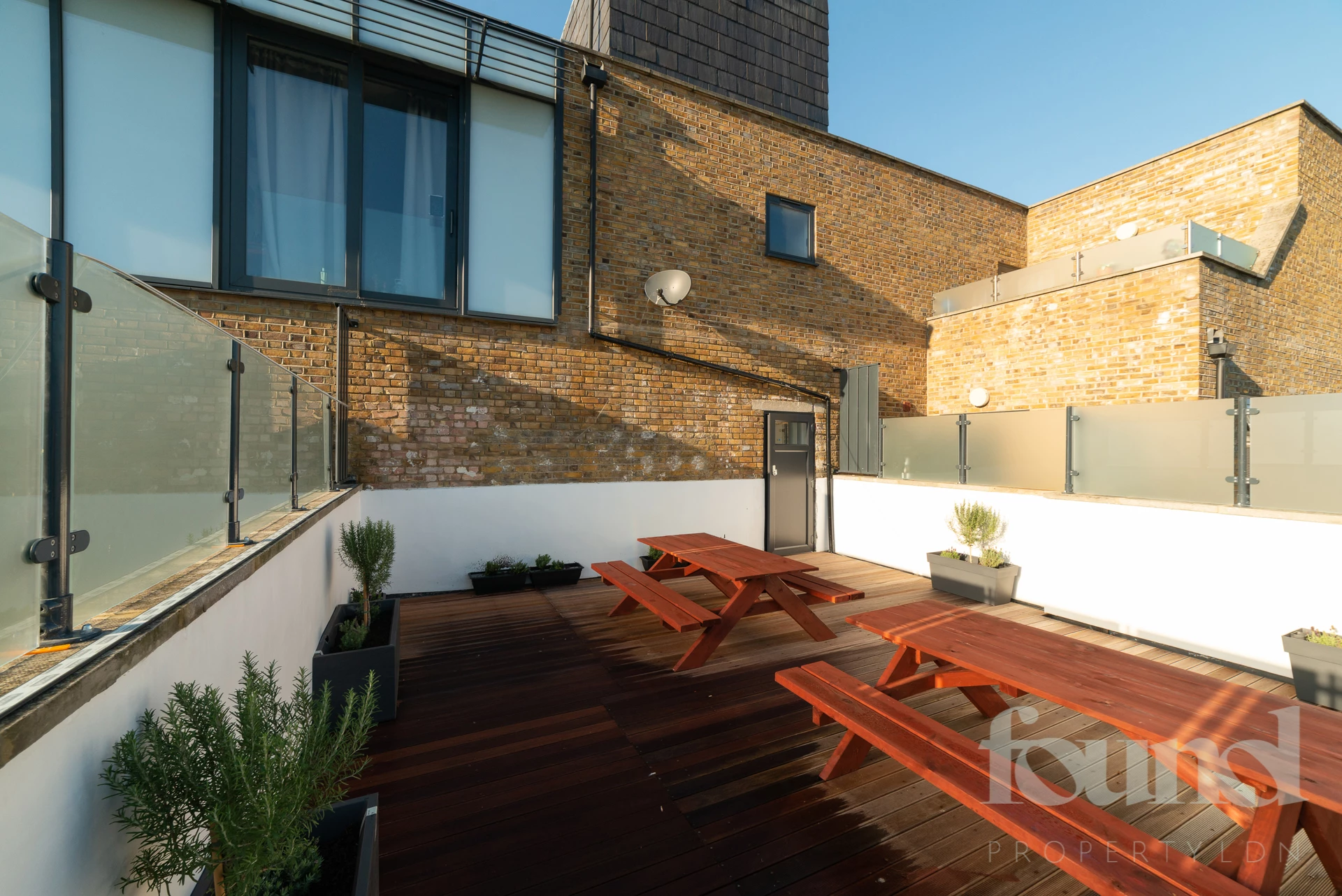 London E1