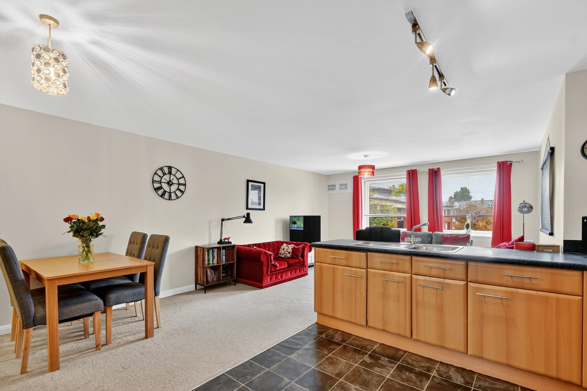 Lounge/Kitchen (3)