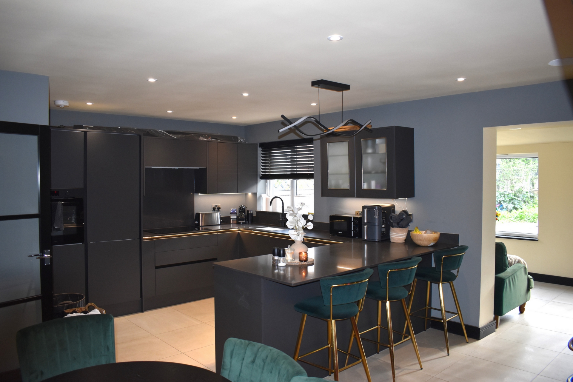 OPEN PLAN KITCHEN/LOUNGE