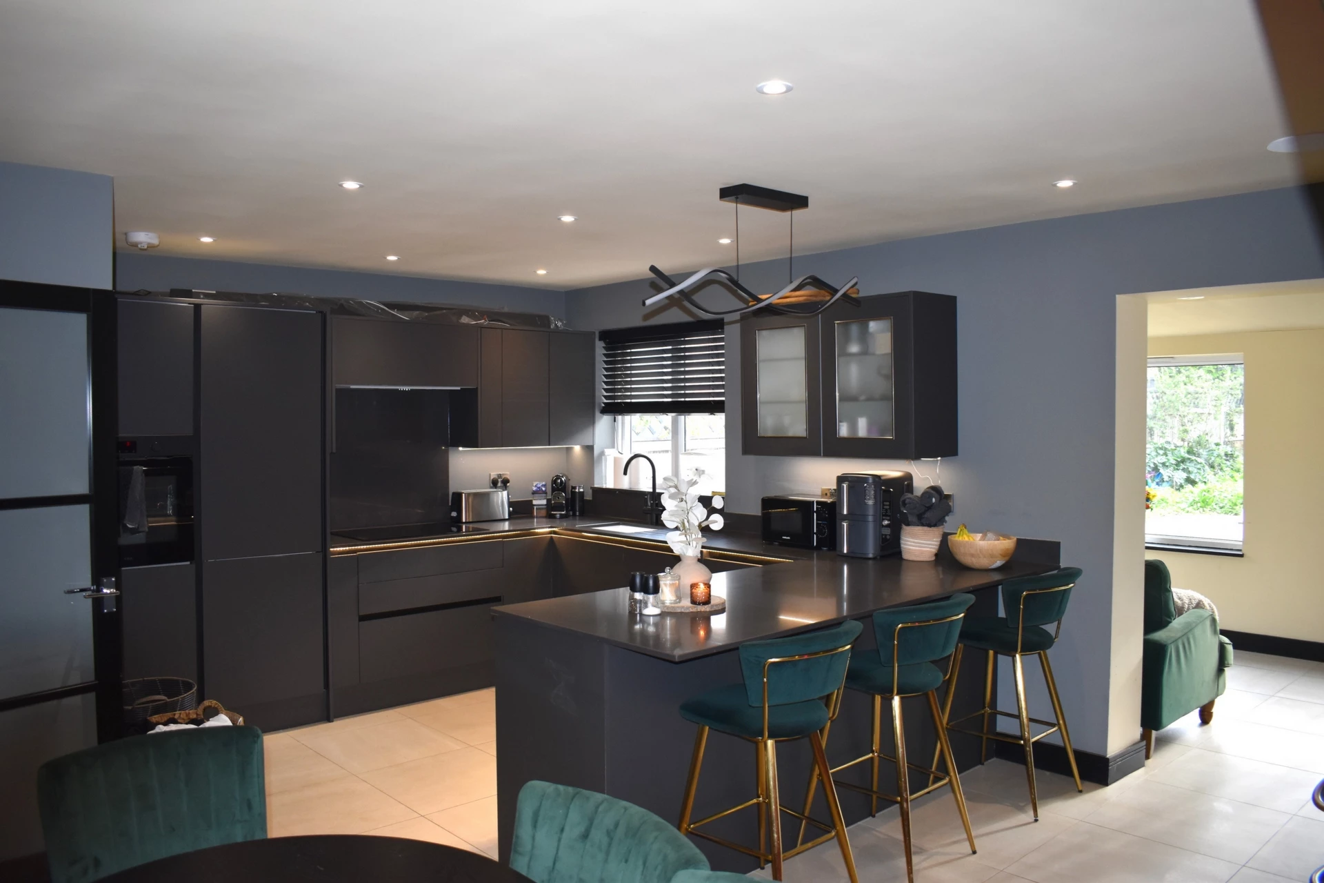 OPEN PLAN KITCHEN/LOUNGE