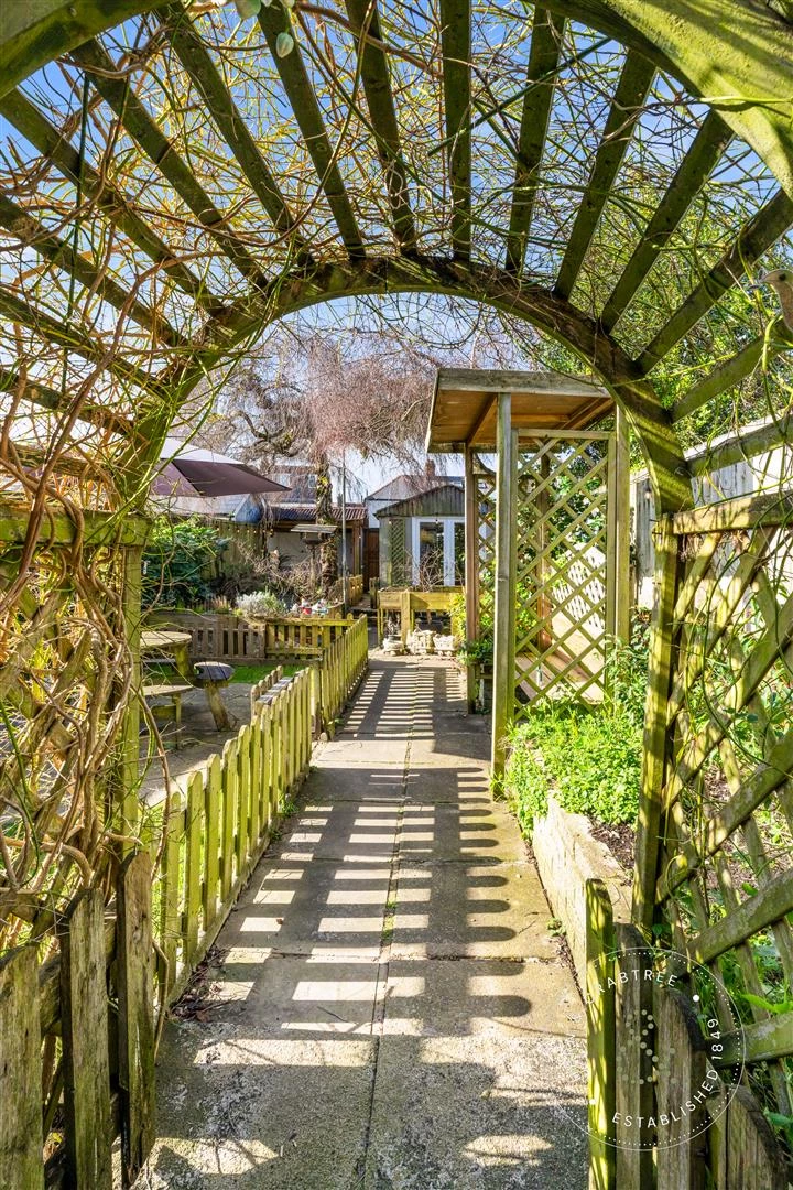 Bishops Walk, Llandaff (10).jpg