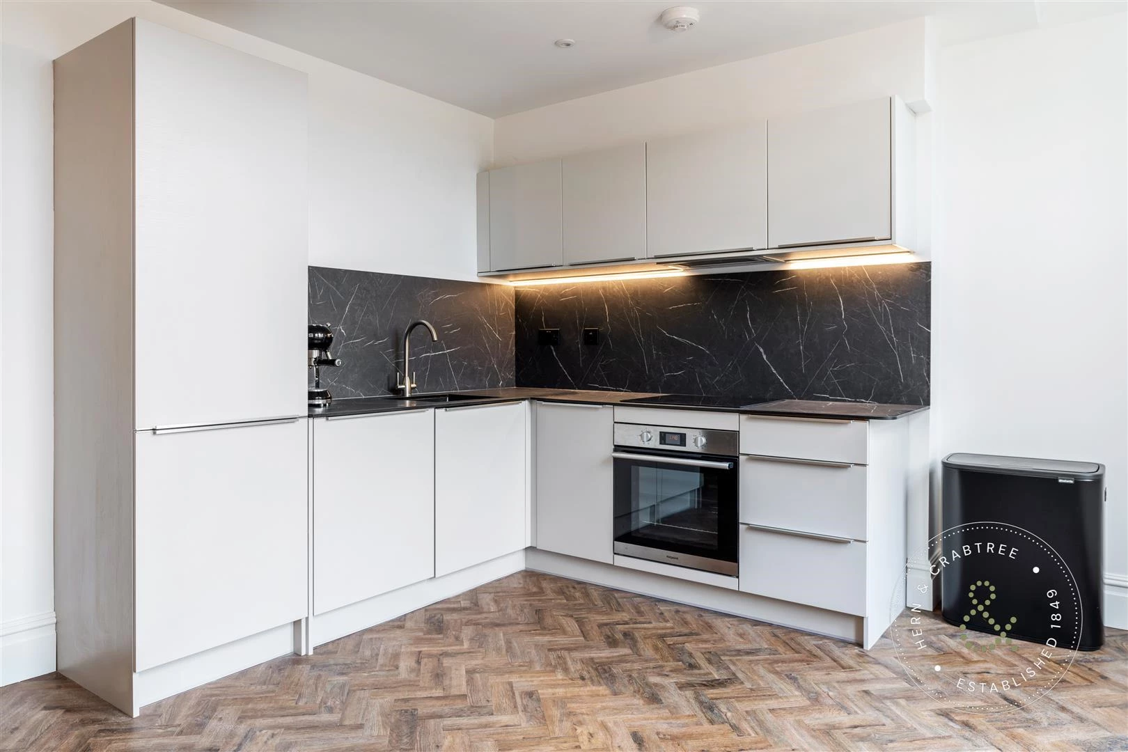 Apt 6 kitchen......jpg