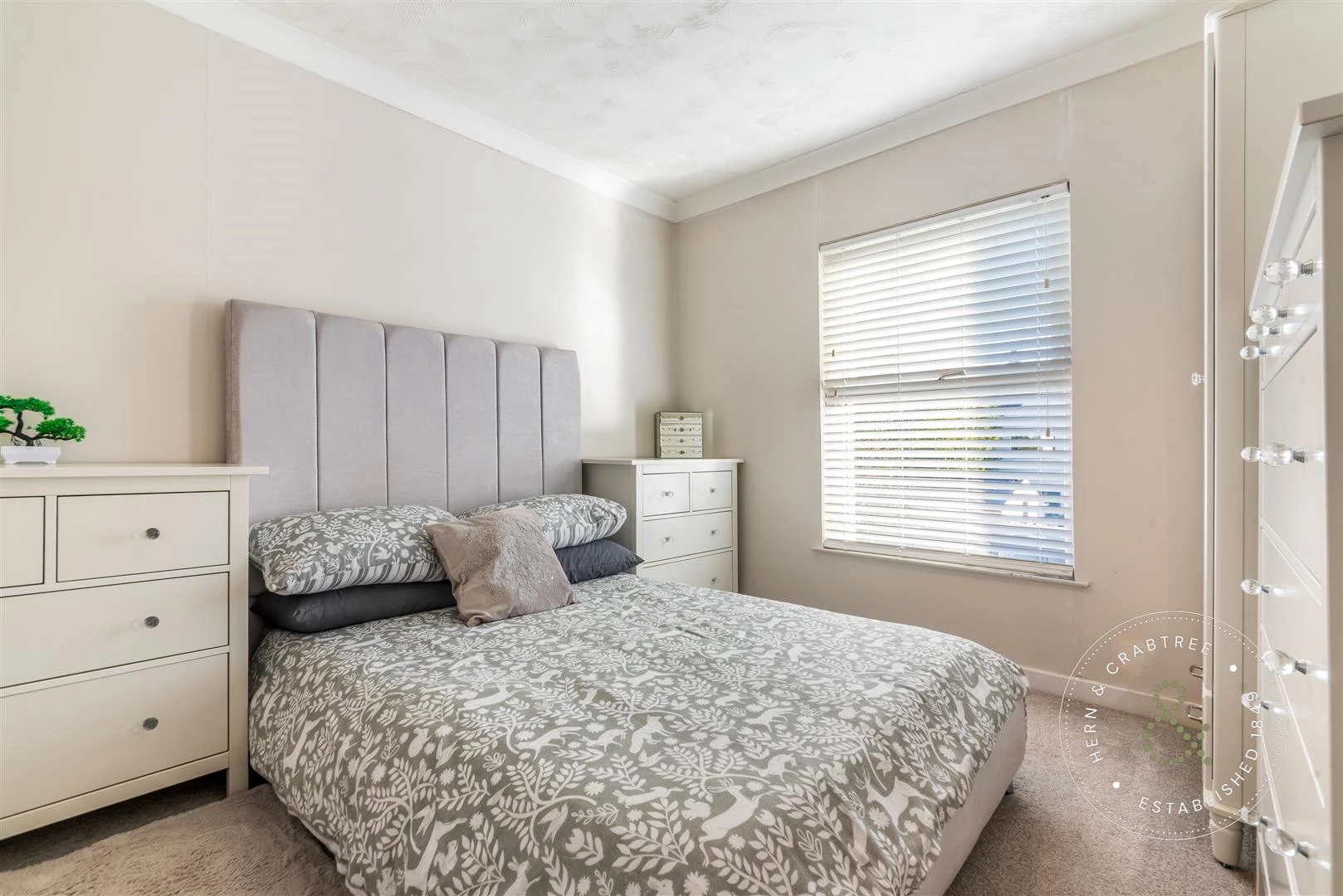 Dogo-Street-First-Floor-Flat-01.jpg