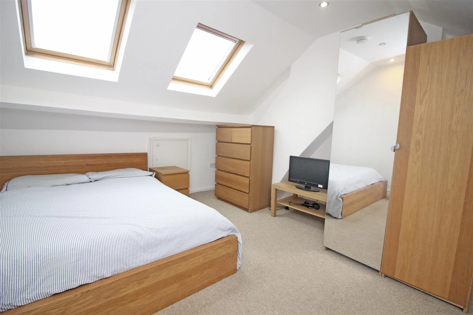 Loft Room Bedroom 4.jpg