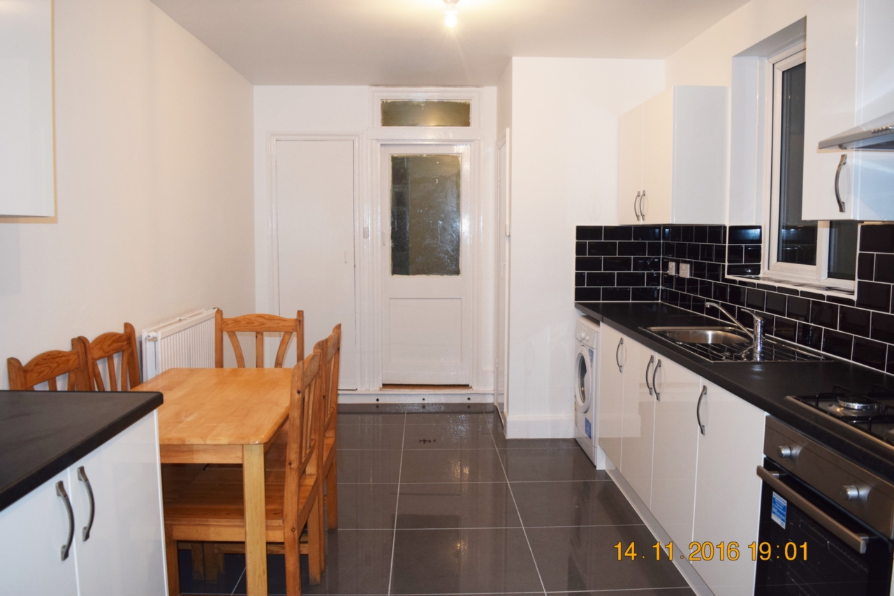 Kitchen & dining area