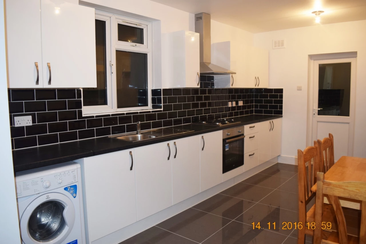 Kitchen & dining area