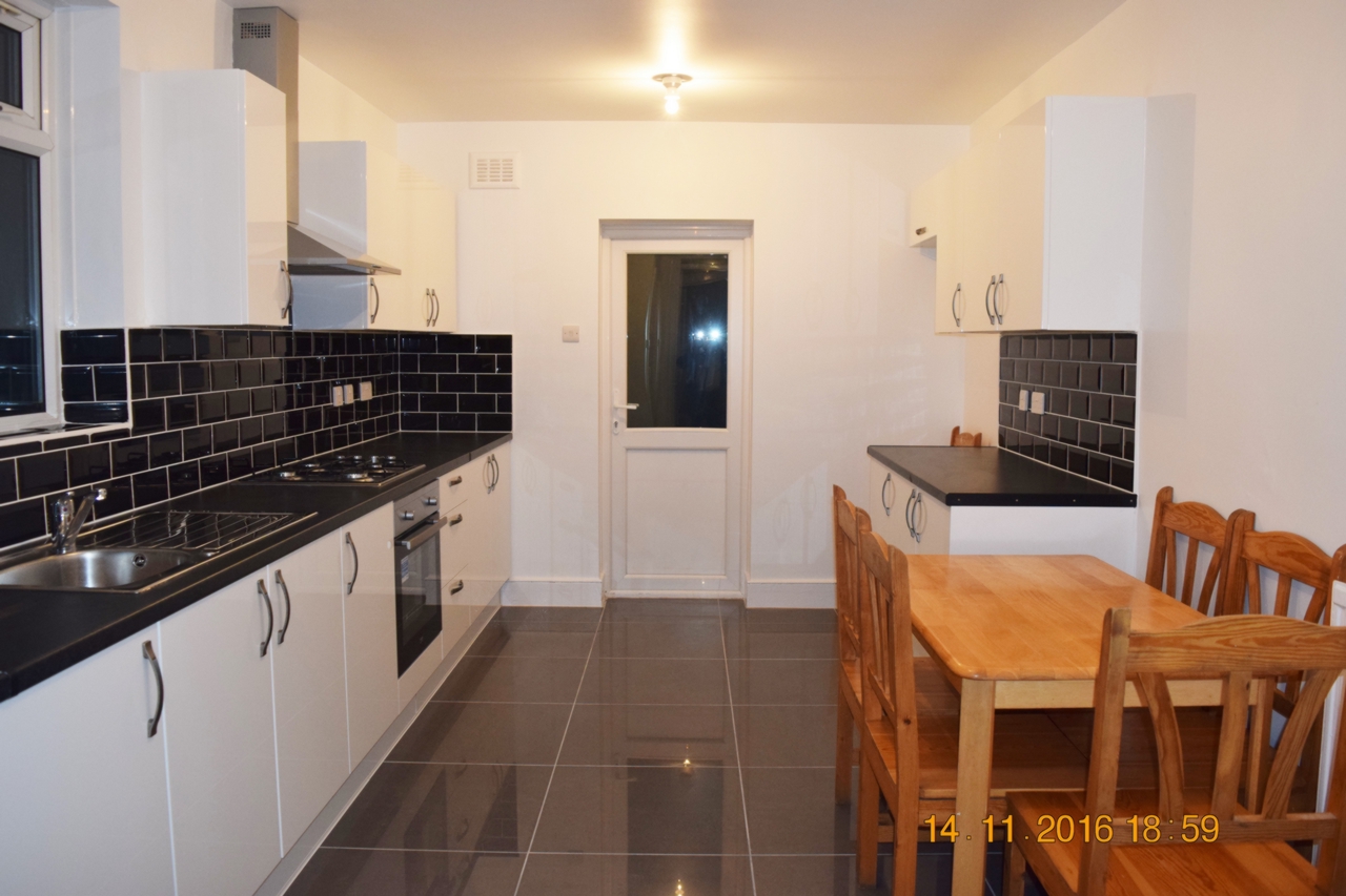 Kitchen & dining area