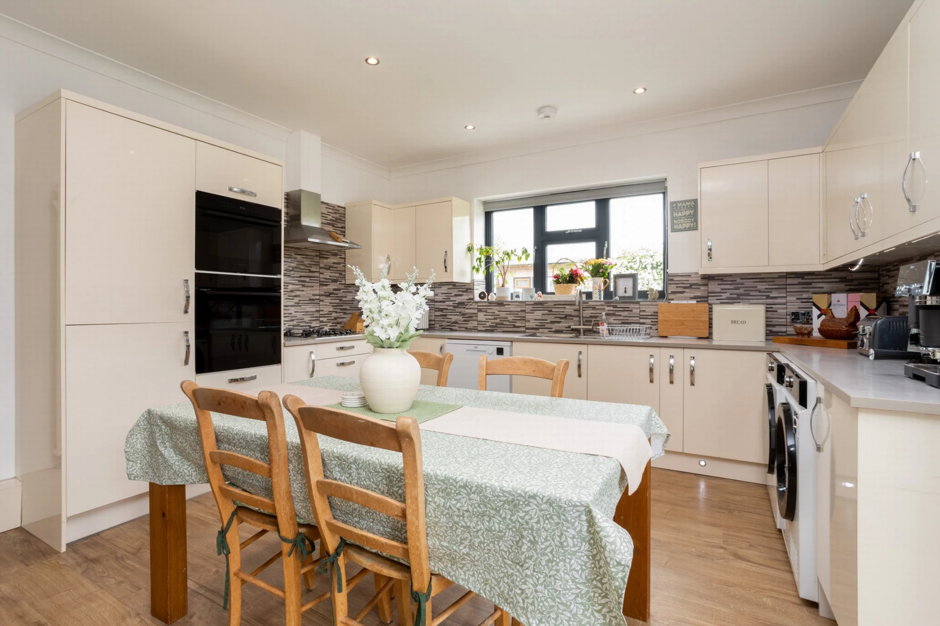 Open plan kitchen/living
