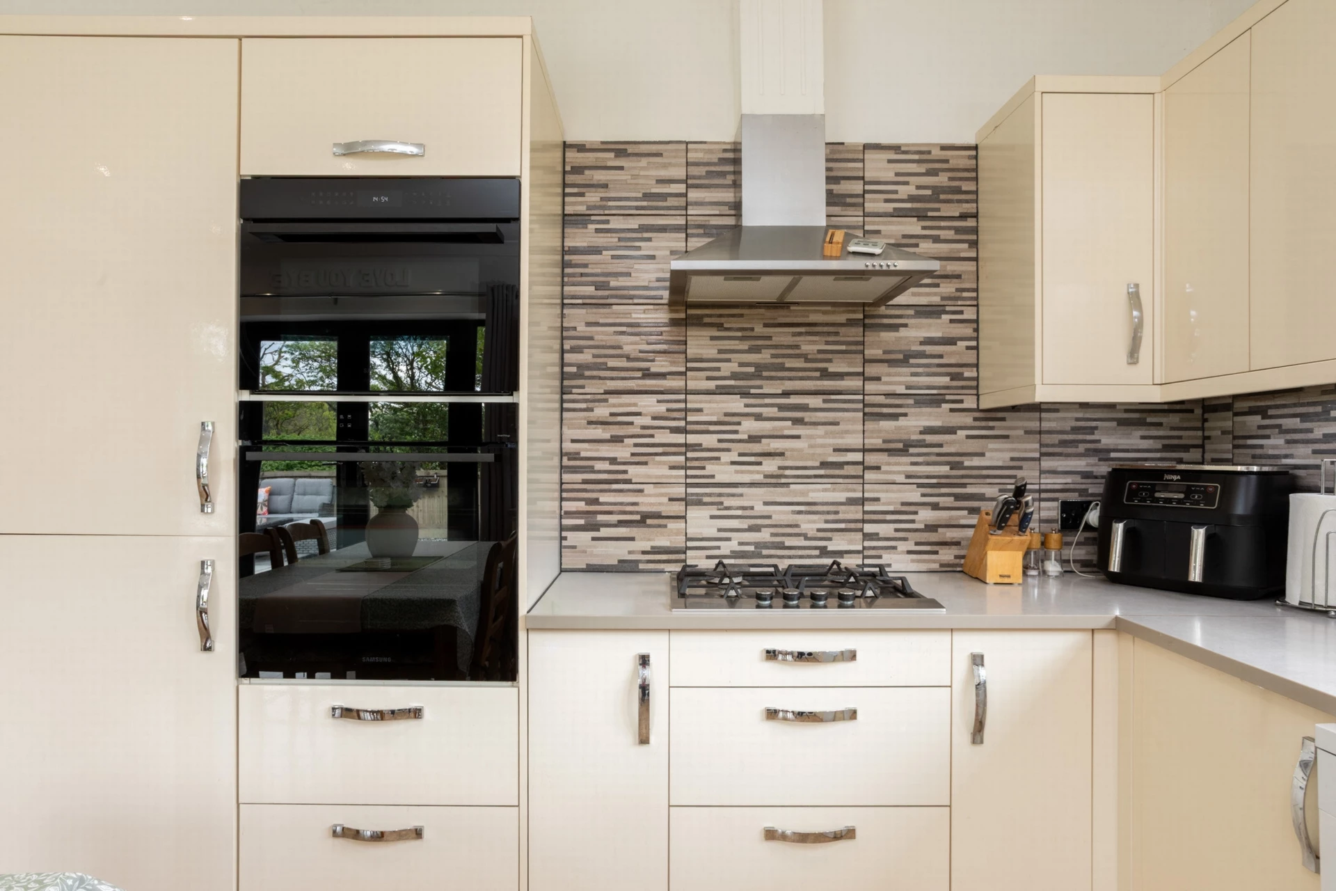 Open plan kitchen/living