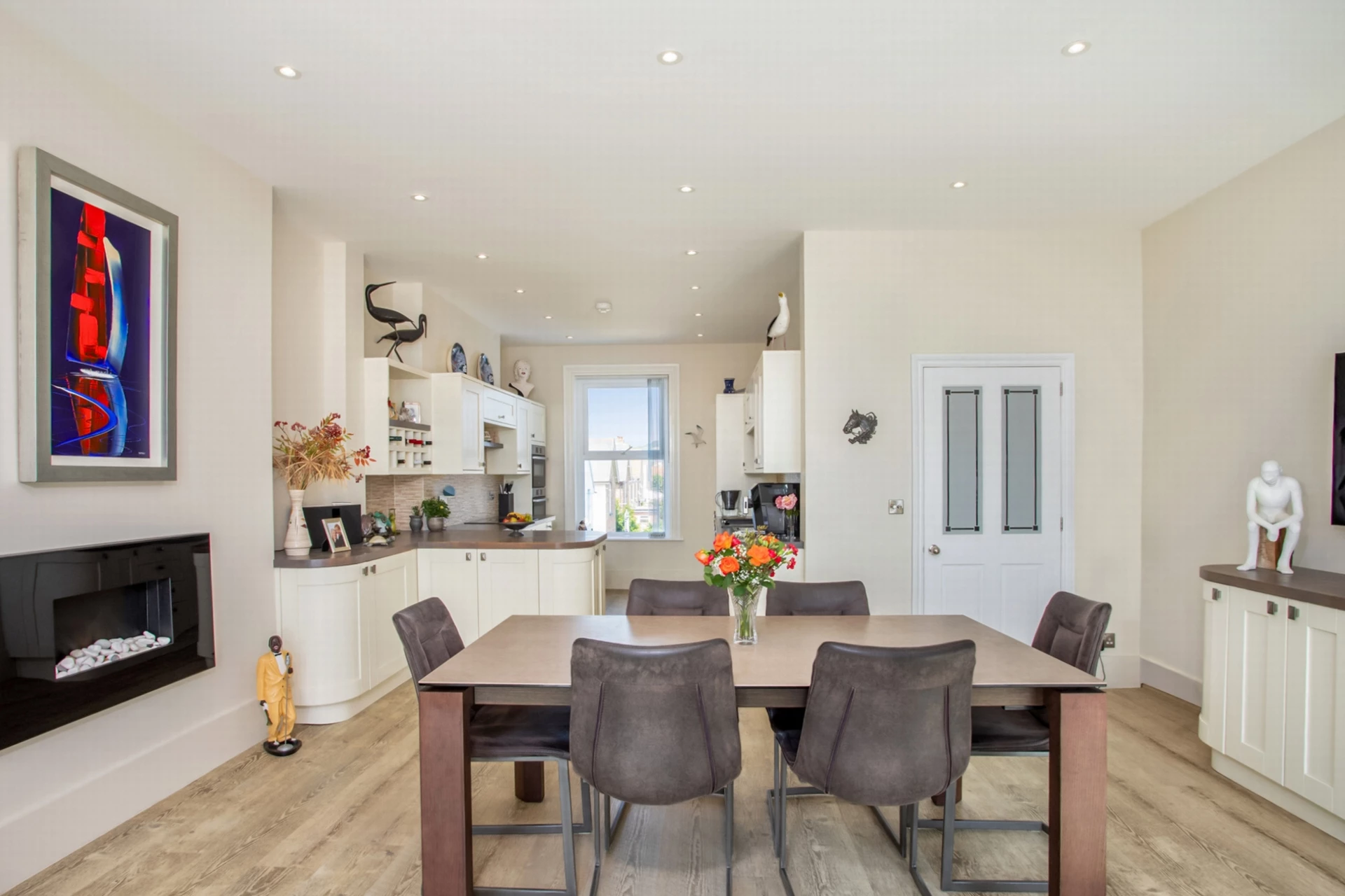 Kitchen/dining rm