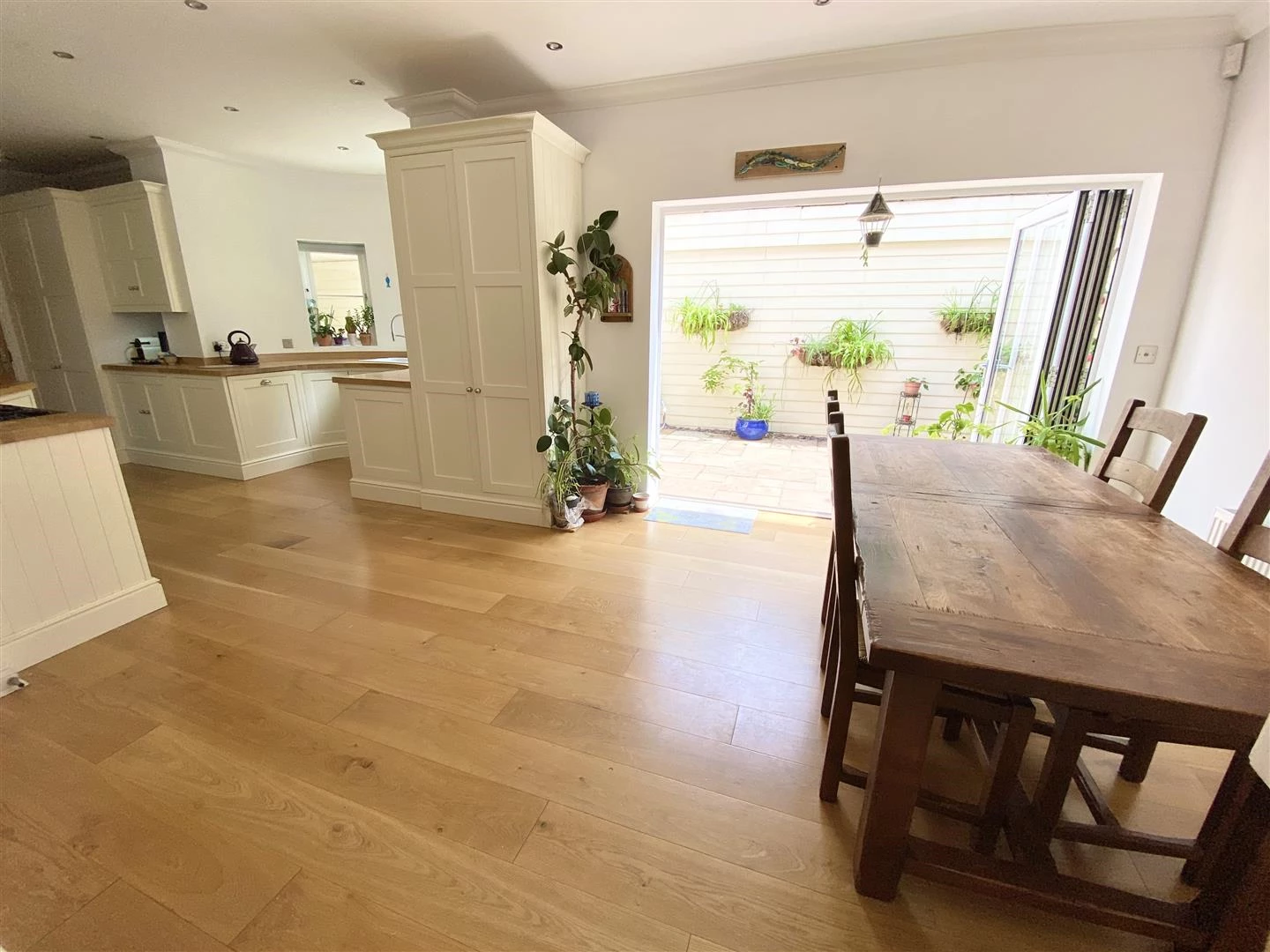 KITCHEN/DINING