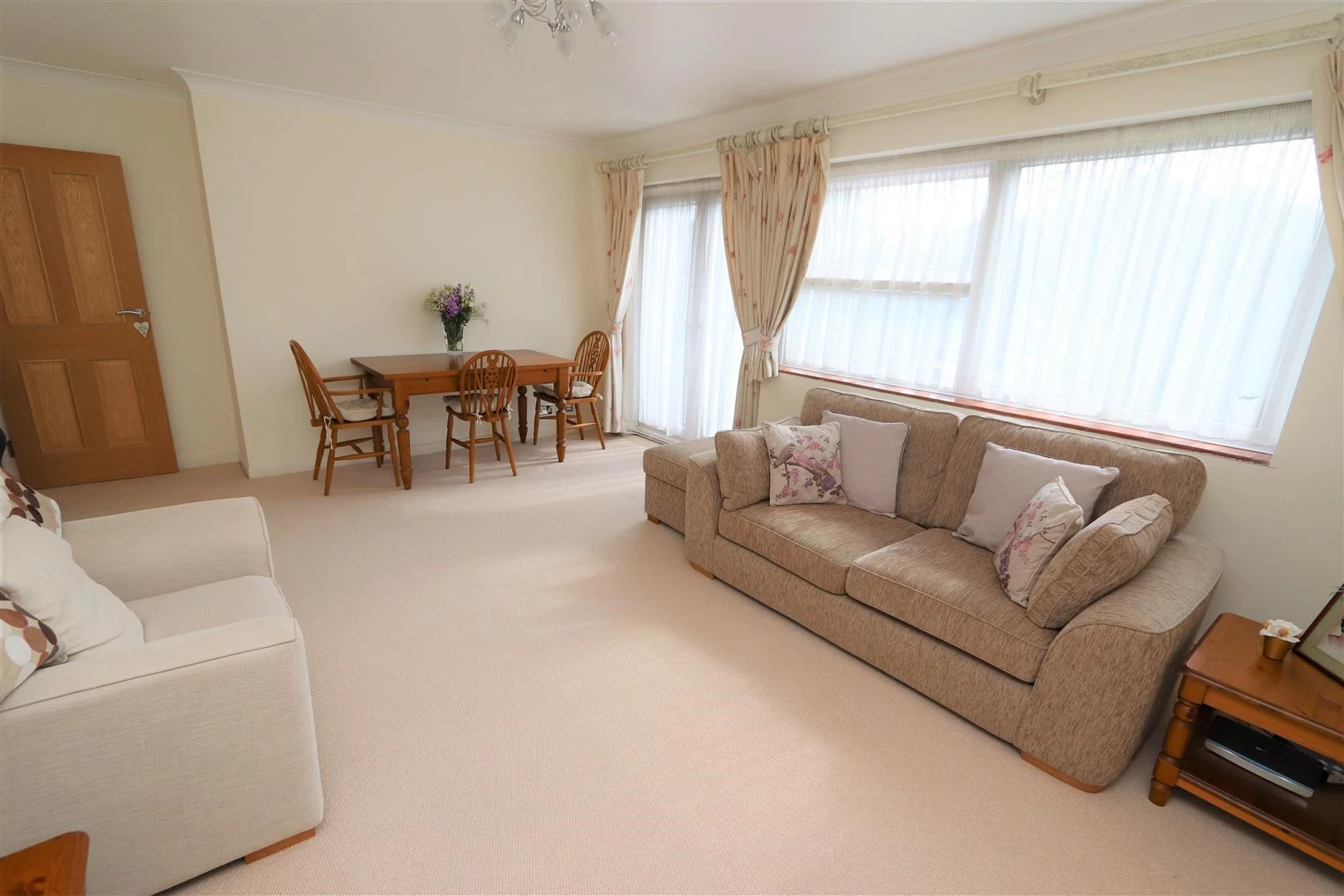 LOUNGE/DINING ROOM