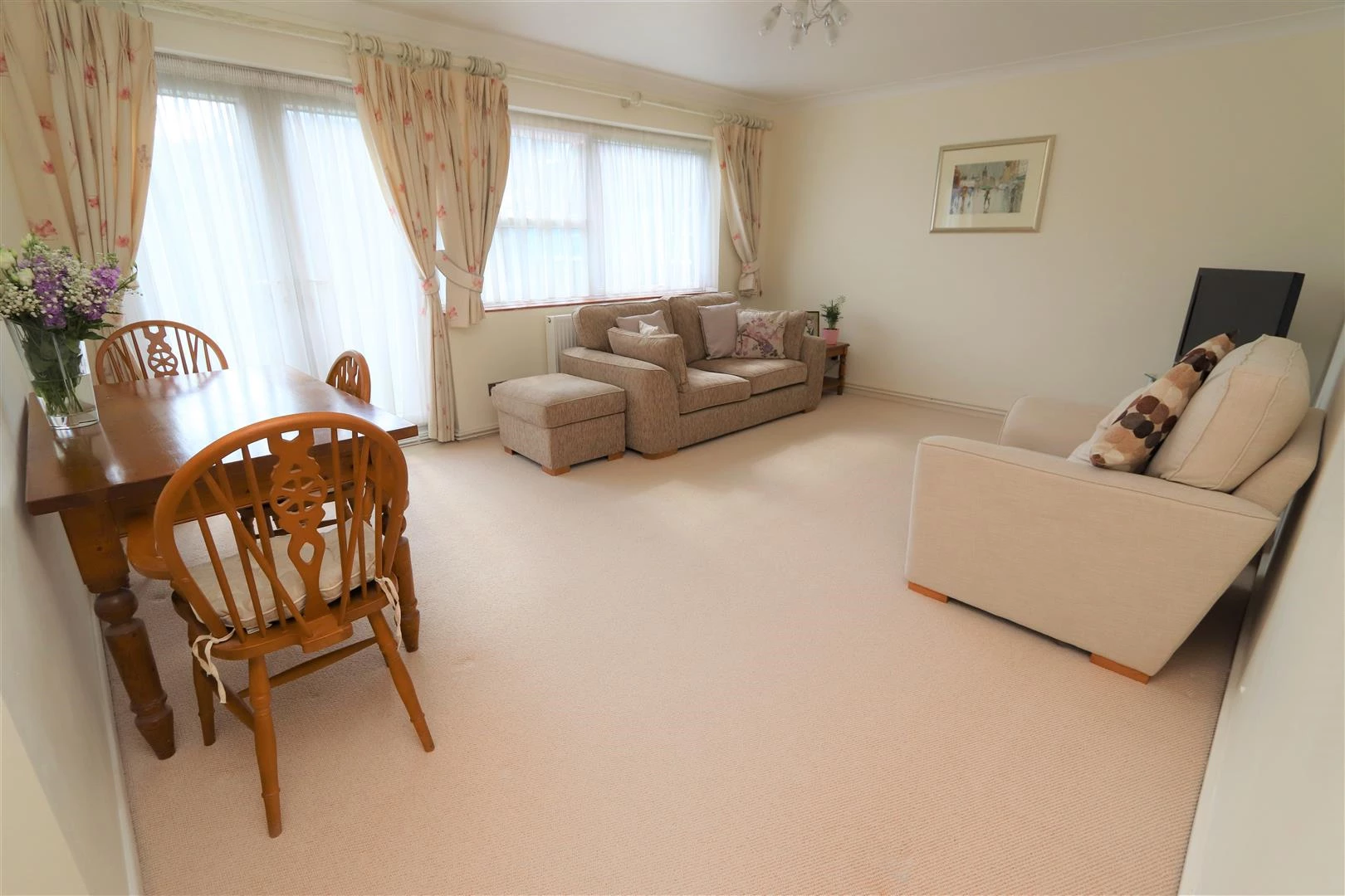 LOUNGE/DINING ROOM