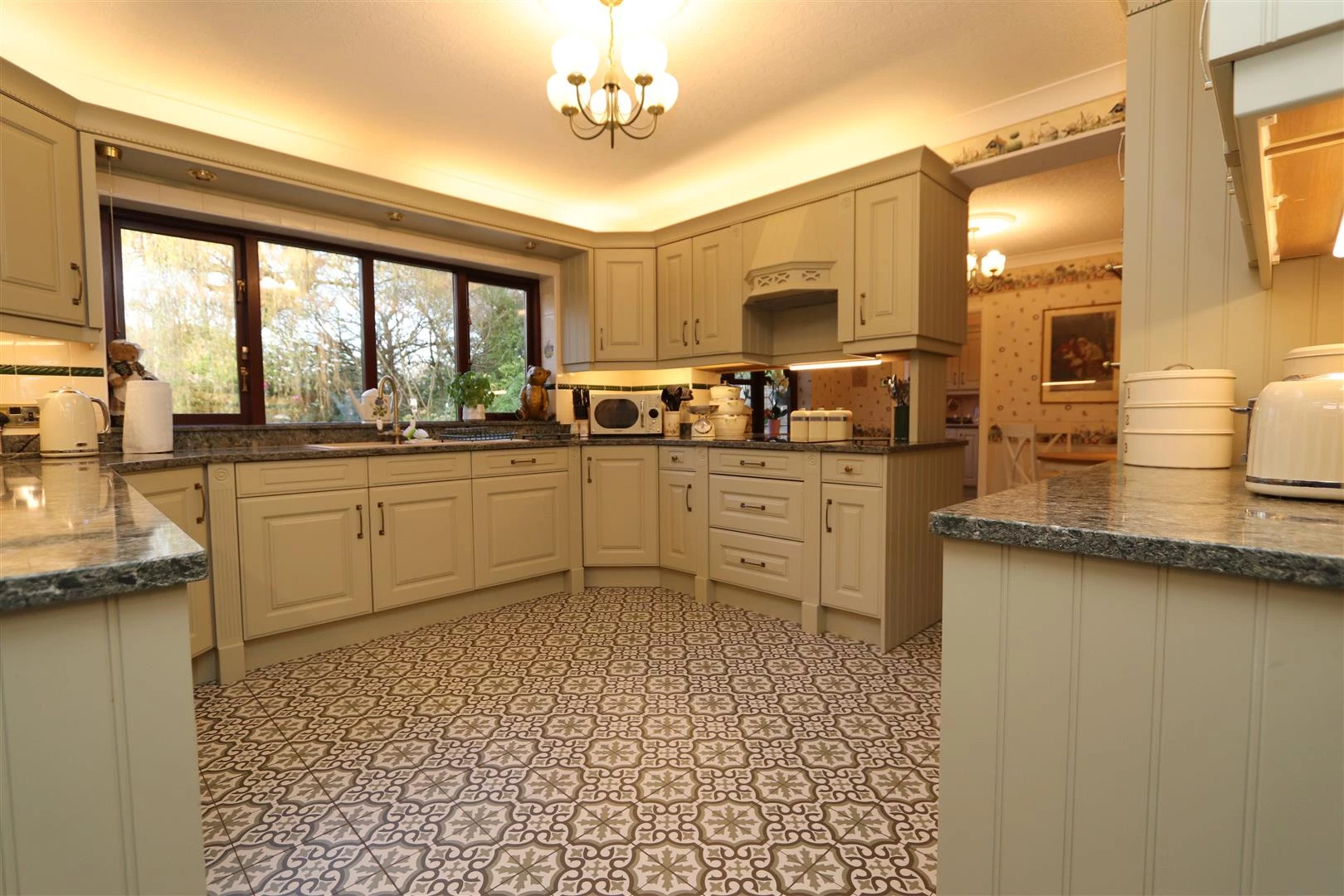 KITCHEN/BREAKFAST ROOM