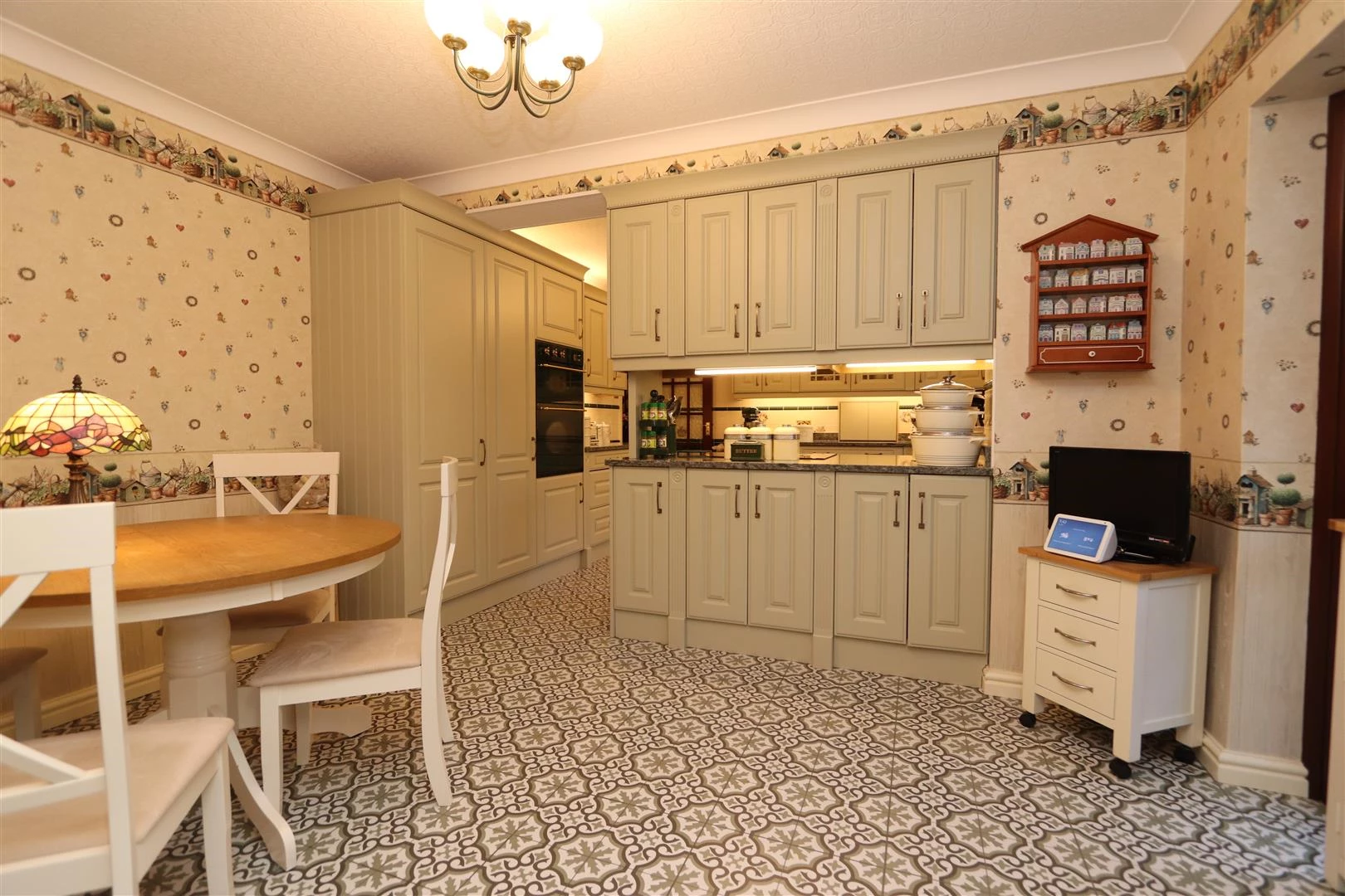 KITCHEN/BREAKFAST ROOM
