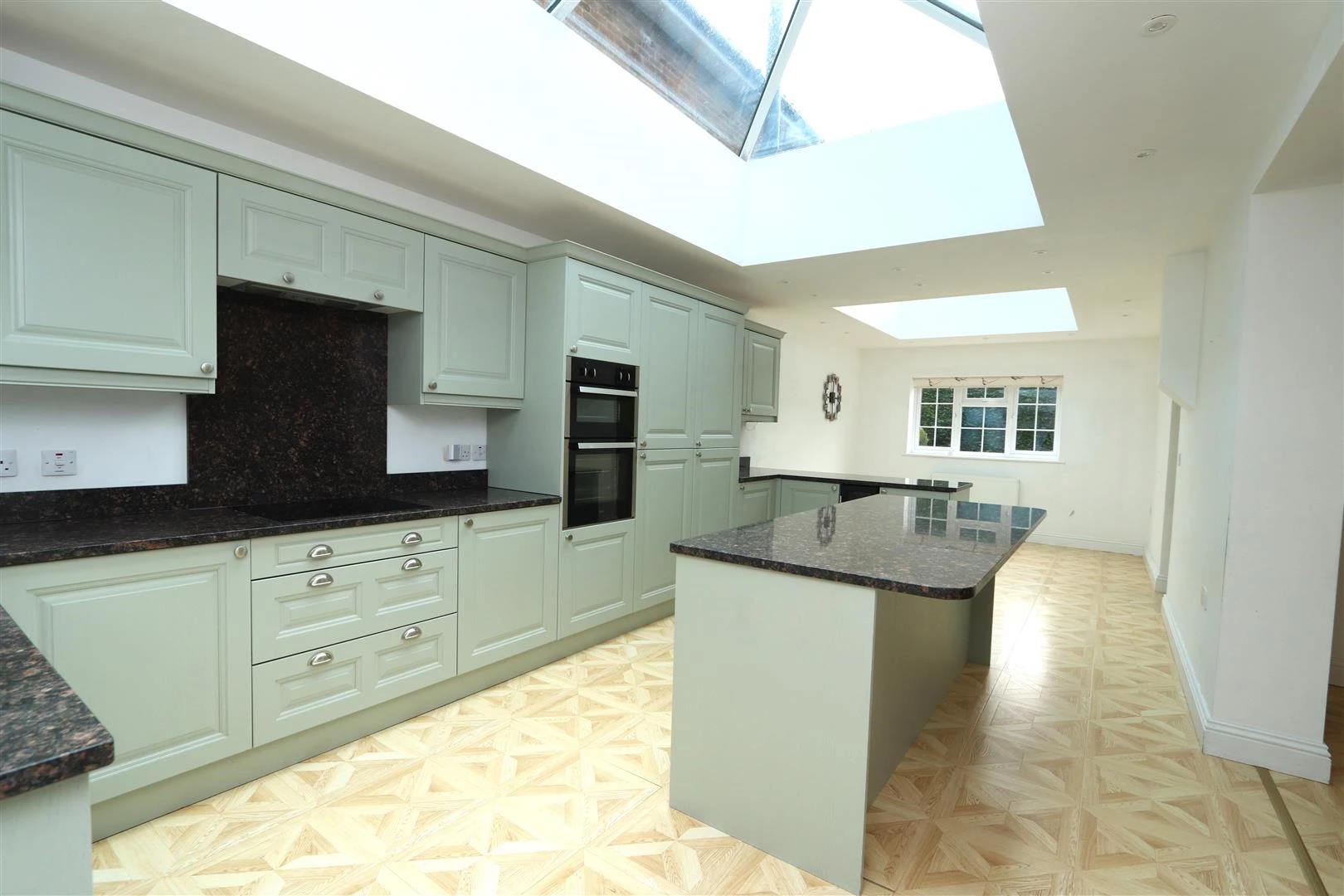 KITCHEN/BREAKFAST ROOM