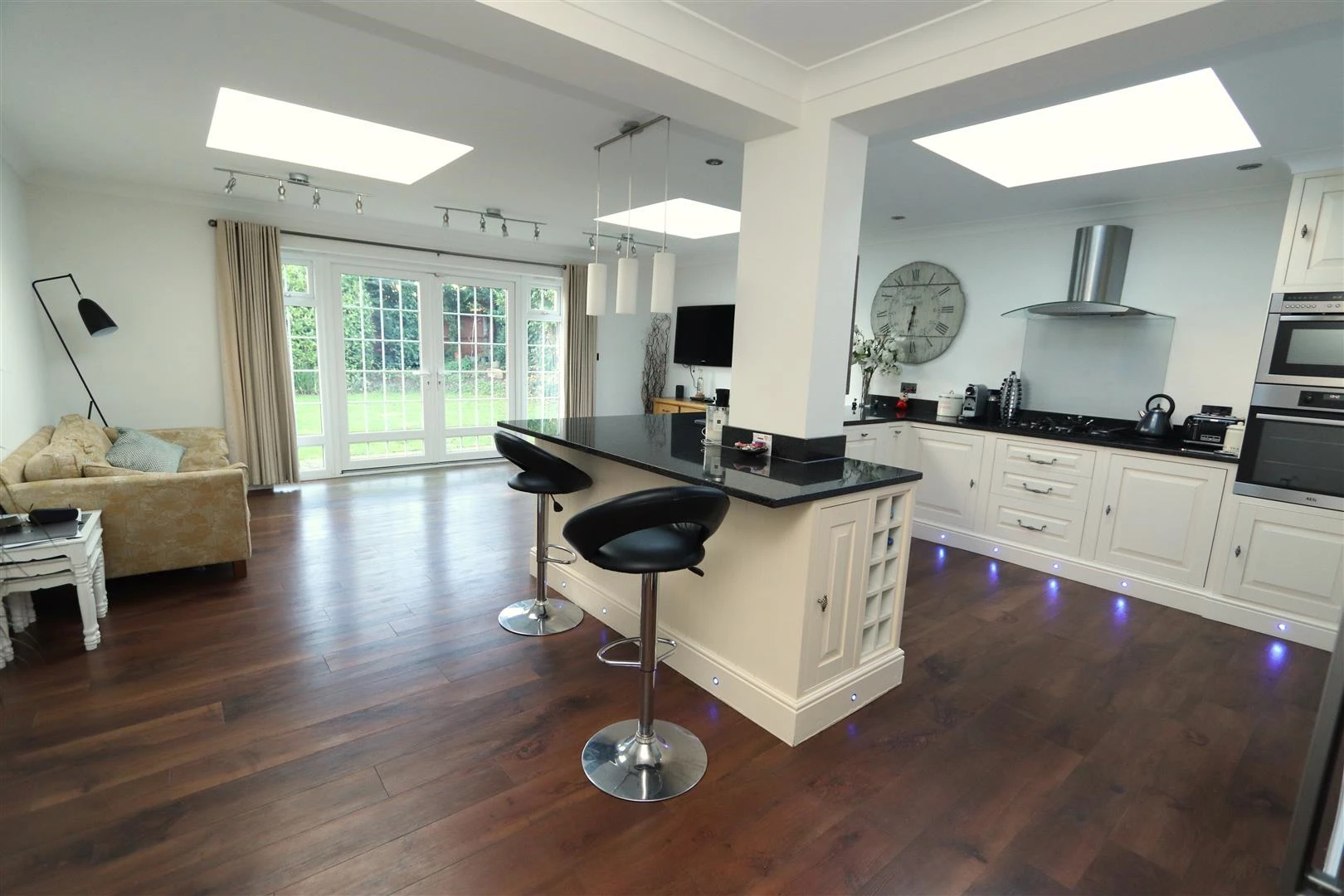 KITCHEN/BREAKFAST ROOM