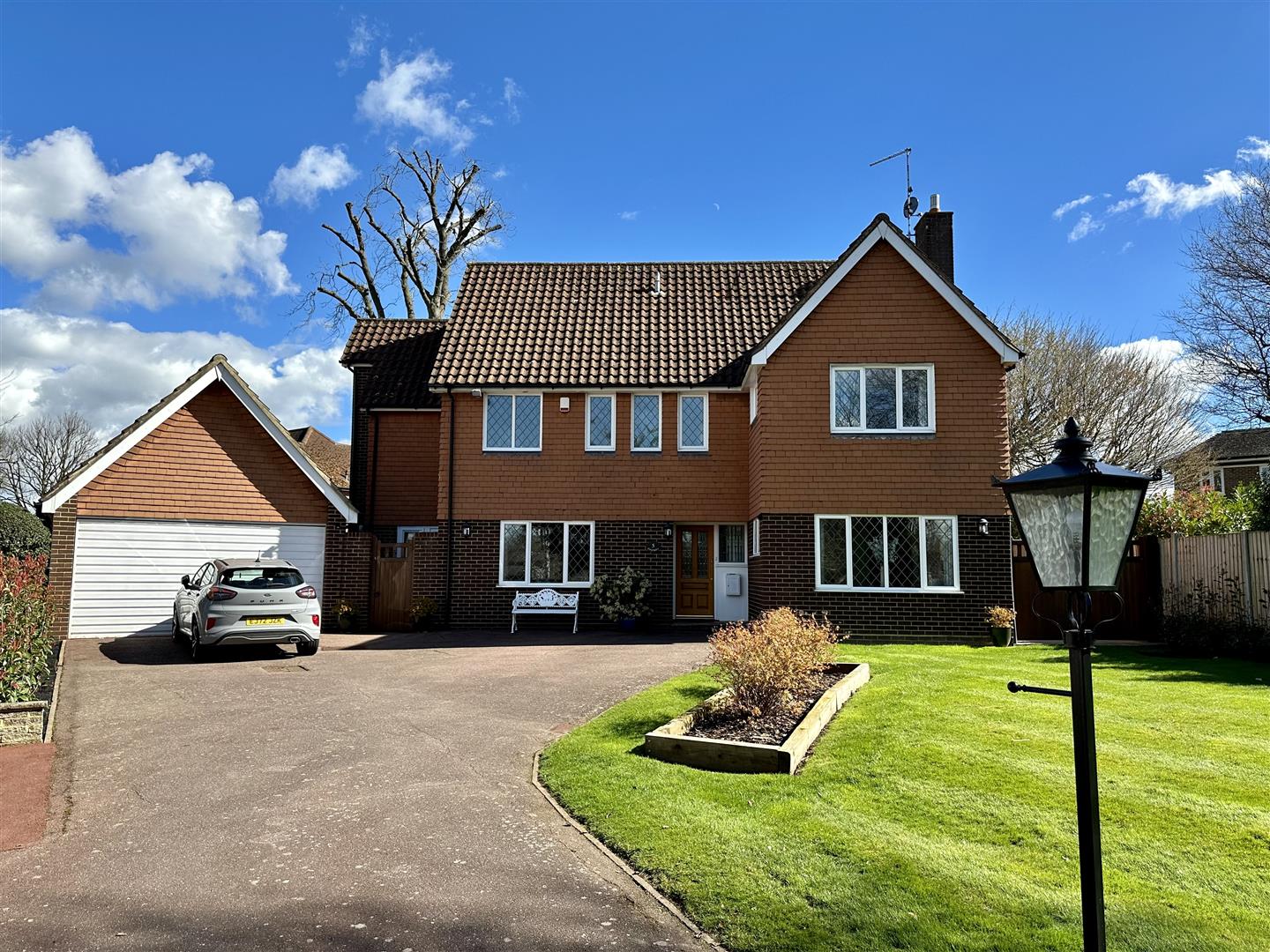 Property For Sale Pinecroft, Hutton Mount, CM13 4 Bedroom Detached