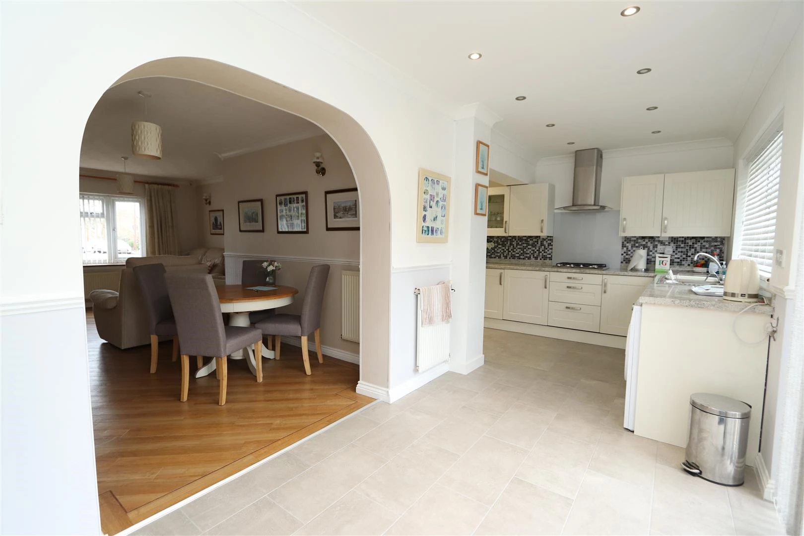LOUNGE/DINING AREA