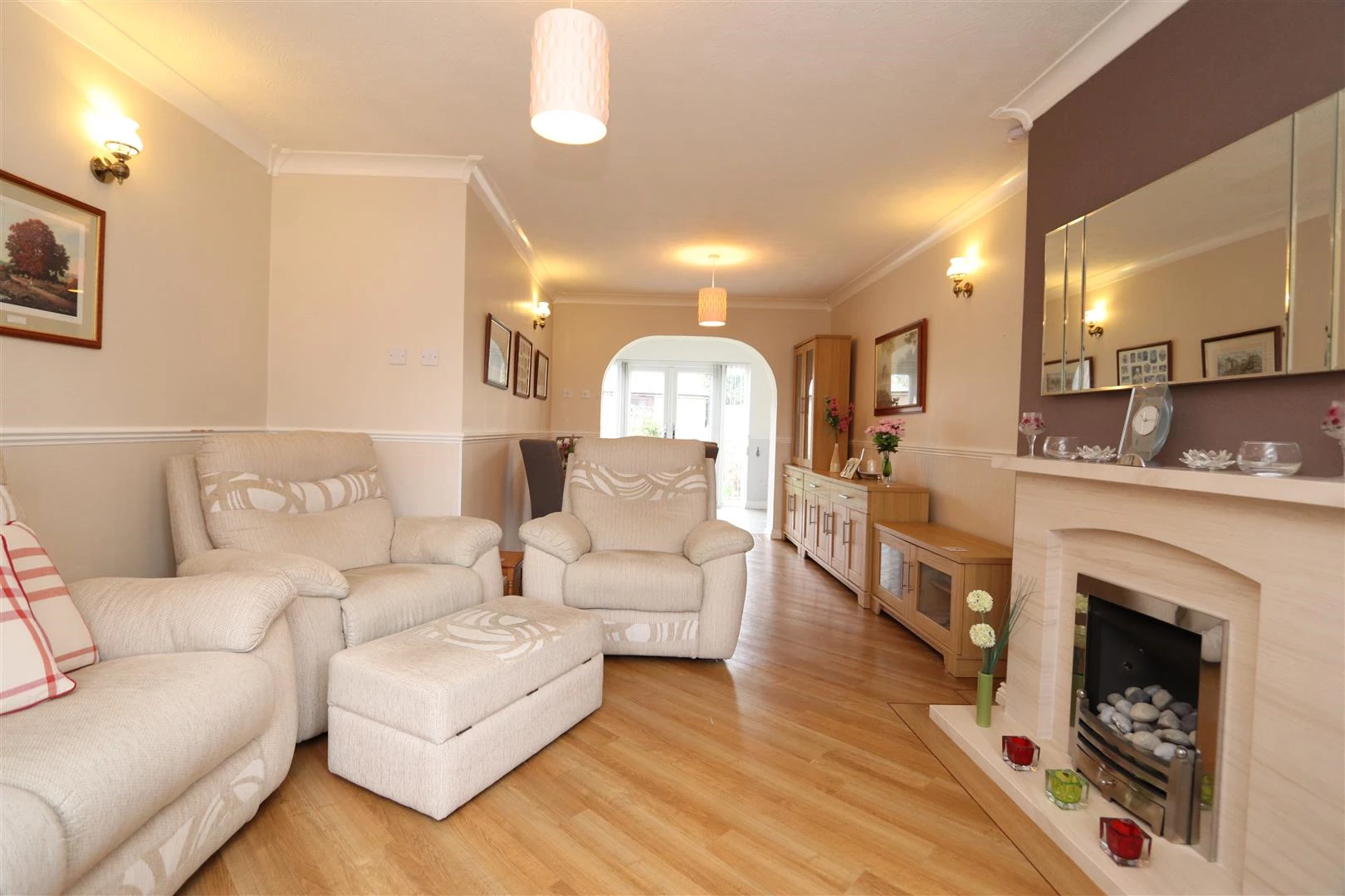 LOUNGE/DINING AREA