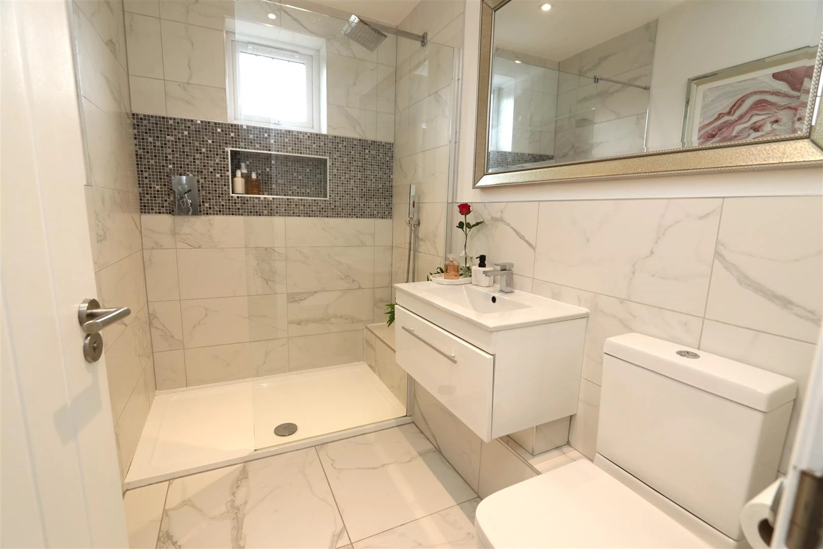 EN-SUITE SHOWER ROOM
