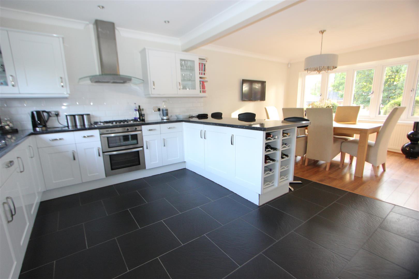 Property For Sale Roundwood Grove, Hutton Mount, CM13 4 Bedroom