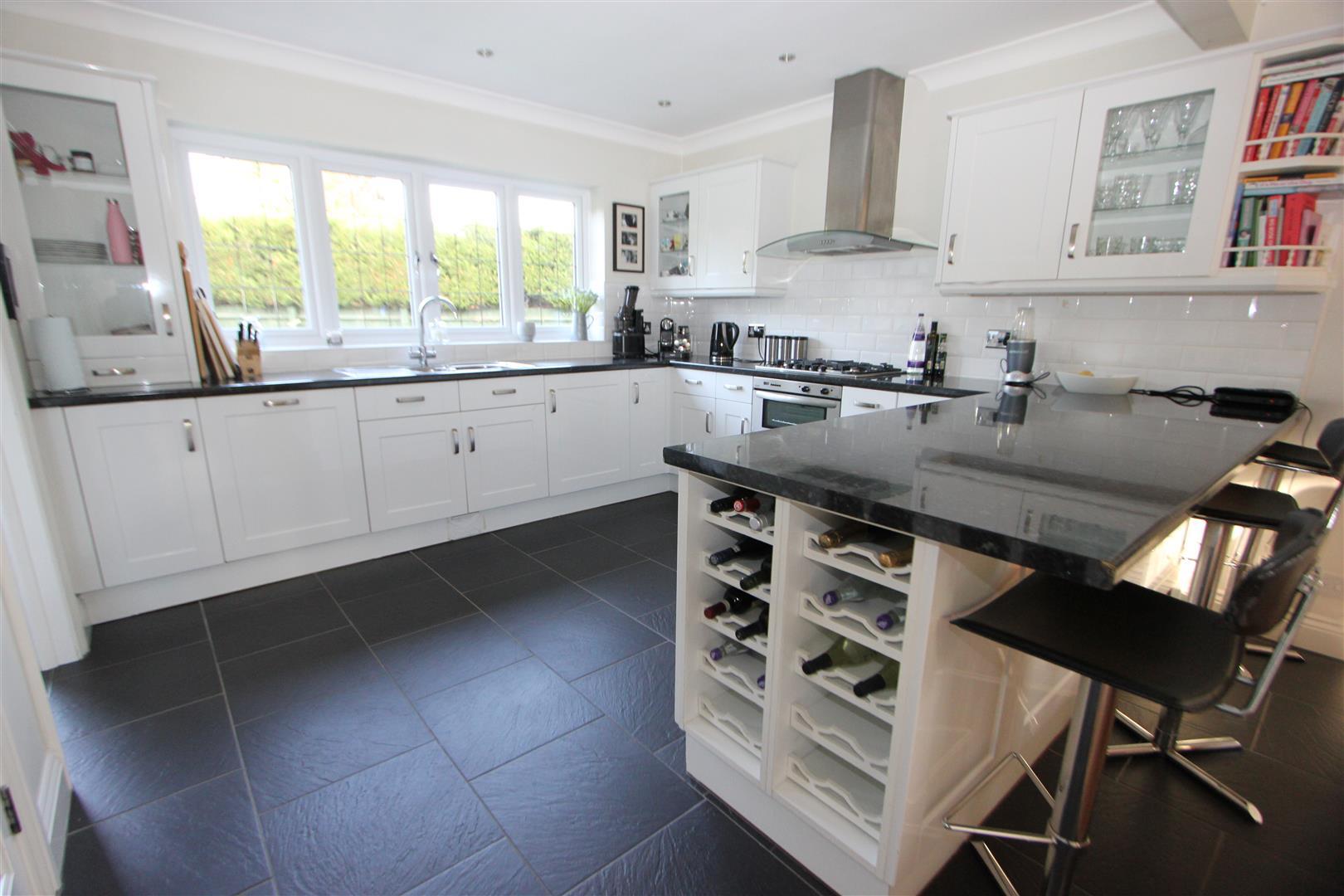 Property For Sale Roundwood Grove, Hutton Mount, CM13 4 Bedroom
