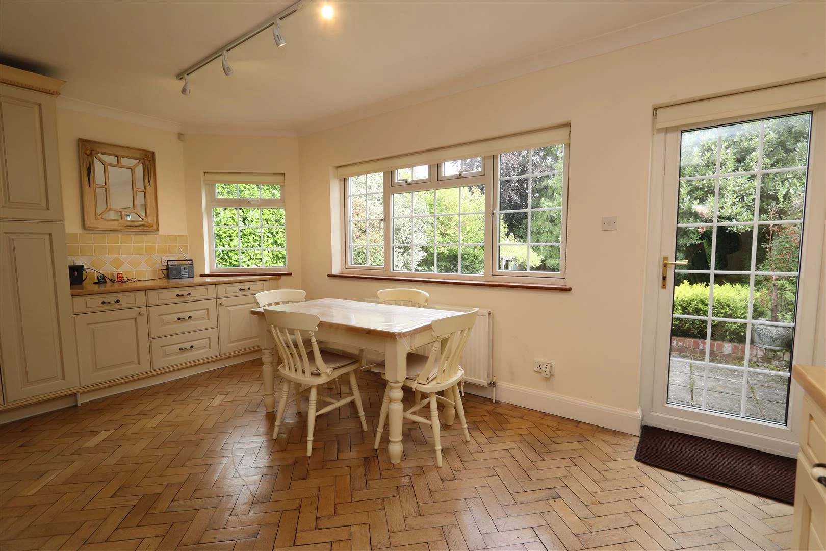 KITCHEN/LIVING AREA
