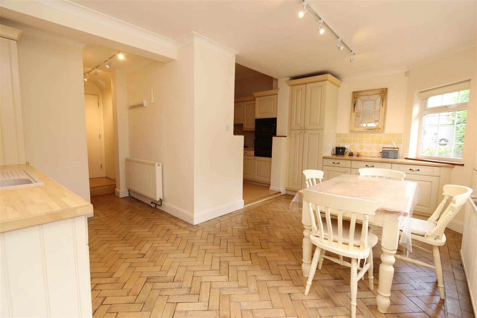 KITCHEN/LIVING AREA
