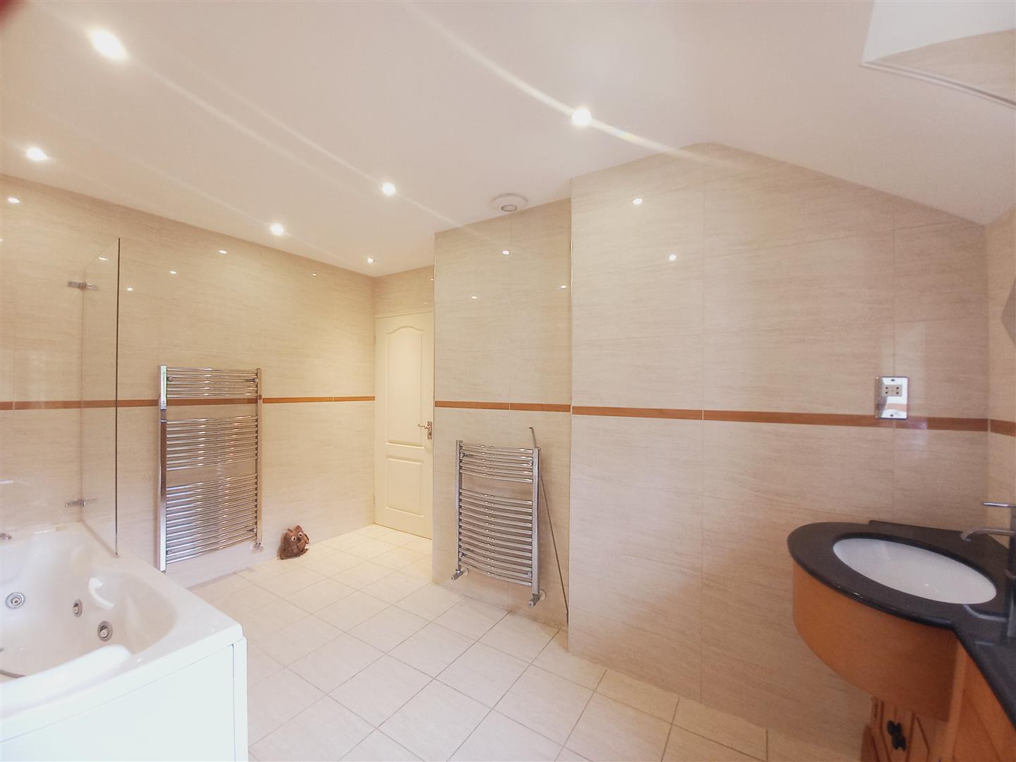 Property For Sale Hillwood Close, Hutton Mount, CM13 5 Bedroom