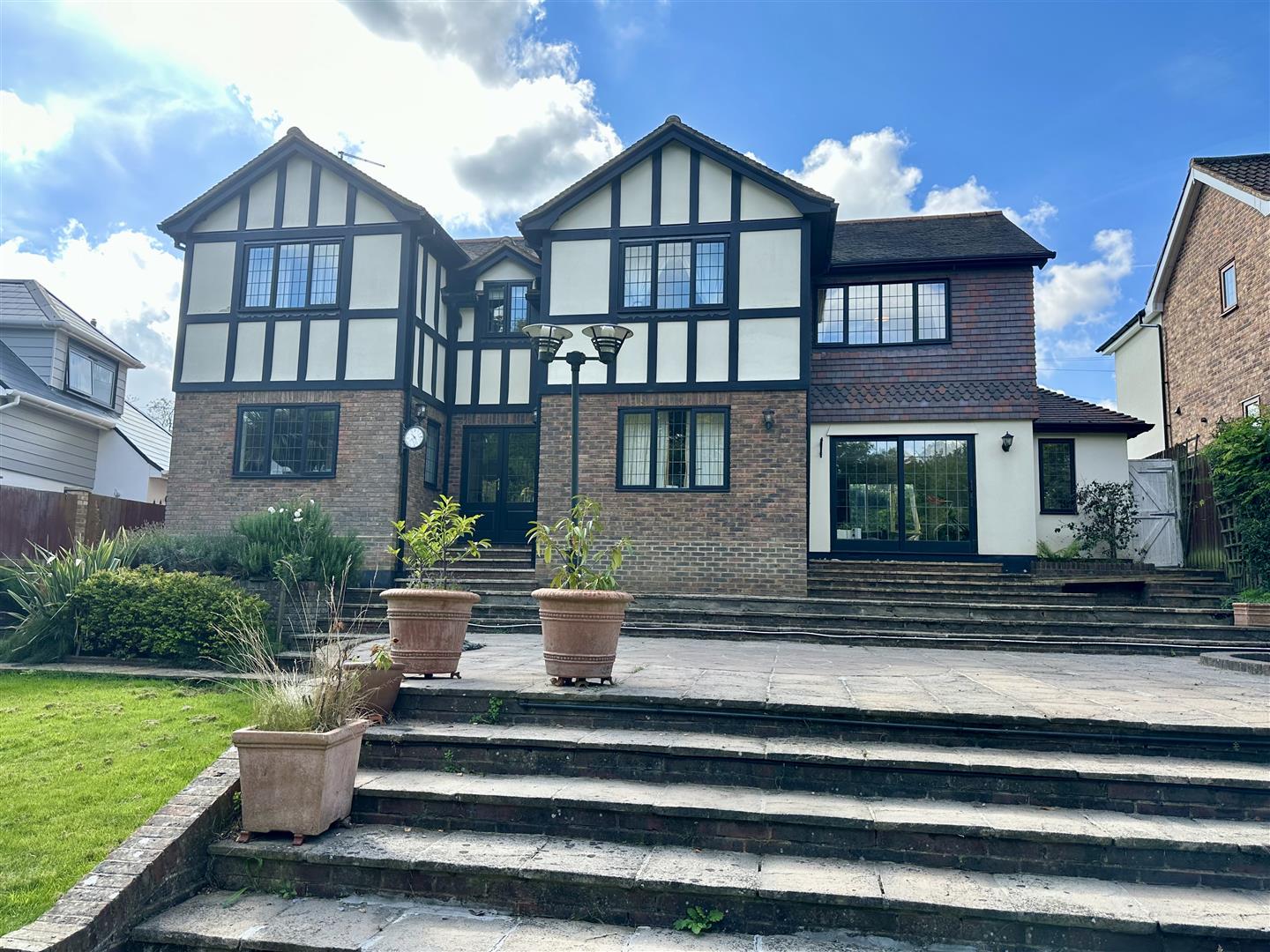 Property For Sale Hillwood Close, Hutton Mount, CM13 5 Bedroom