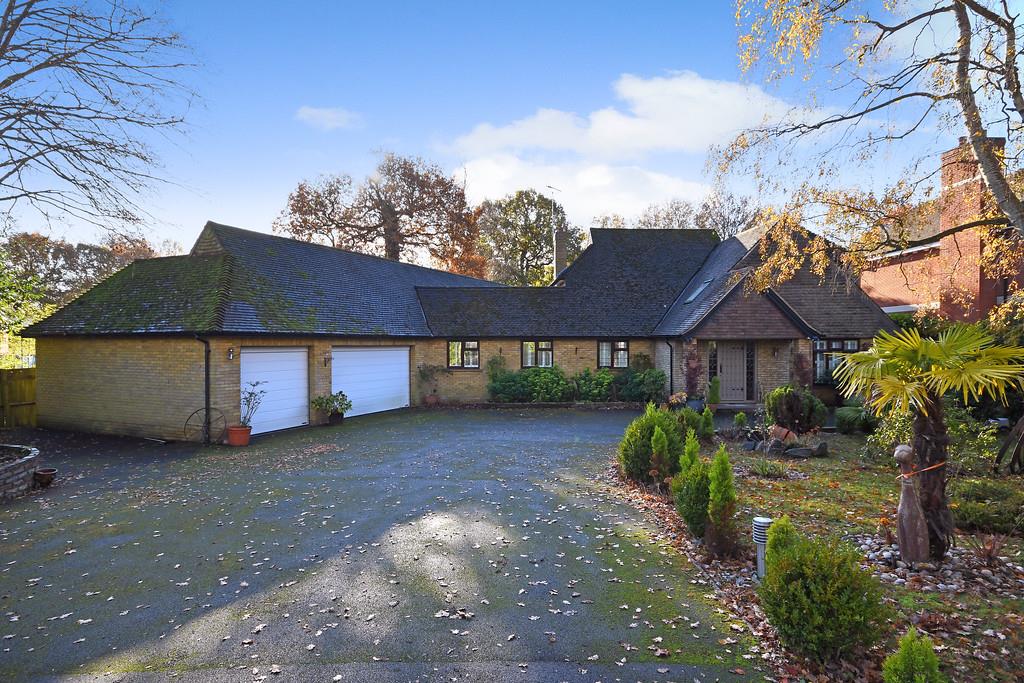 Property For Sale Thorndon Approach, Herongate, CM13 4 Bedroom Chalet