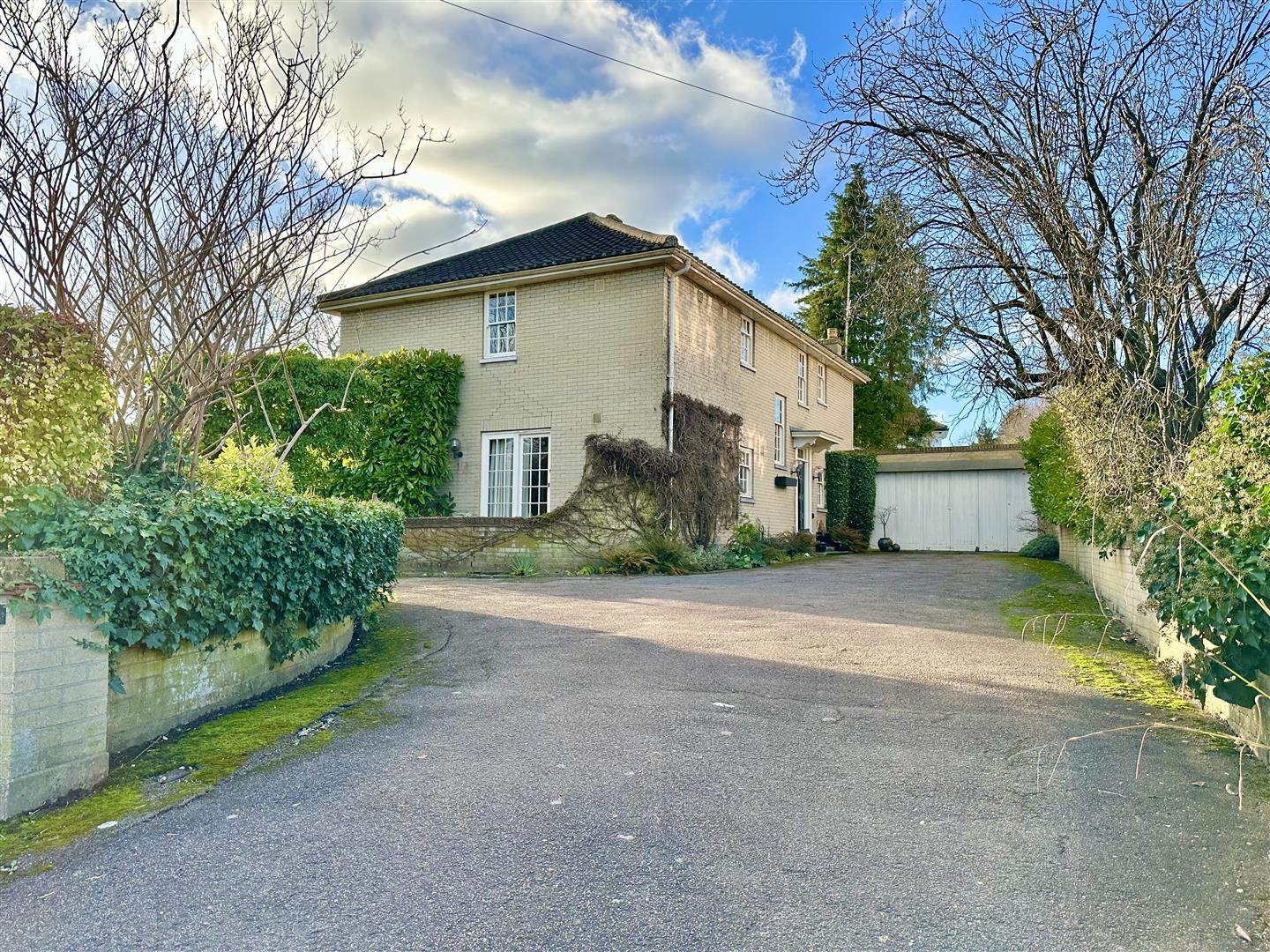 Property For Sale Hillwood Grove, Hutton Mount, CM13 5 Bedroom