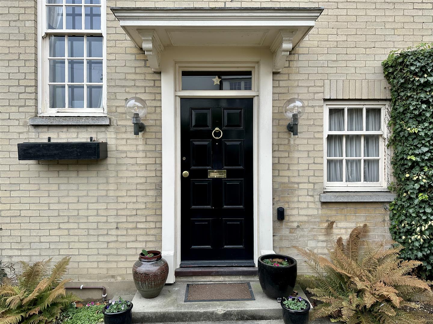 Property For Sale Hillwood Grove, Hutton Mount, CM13 5 Bedroom