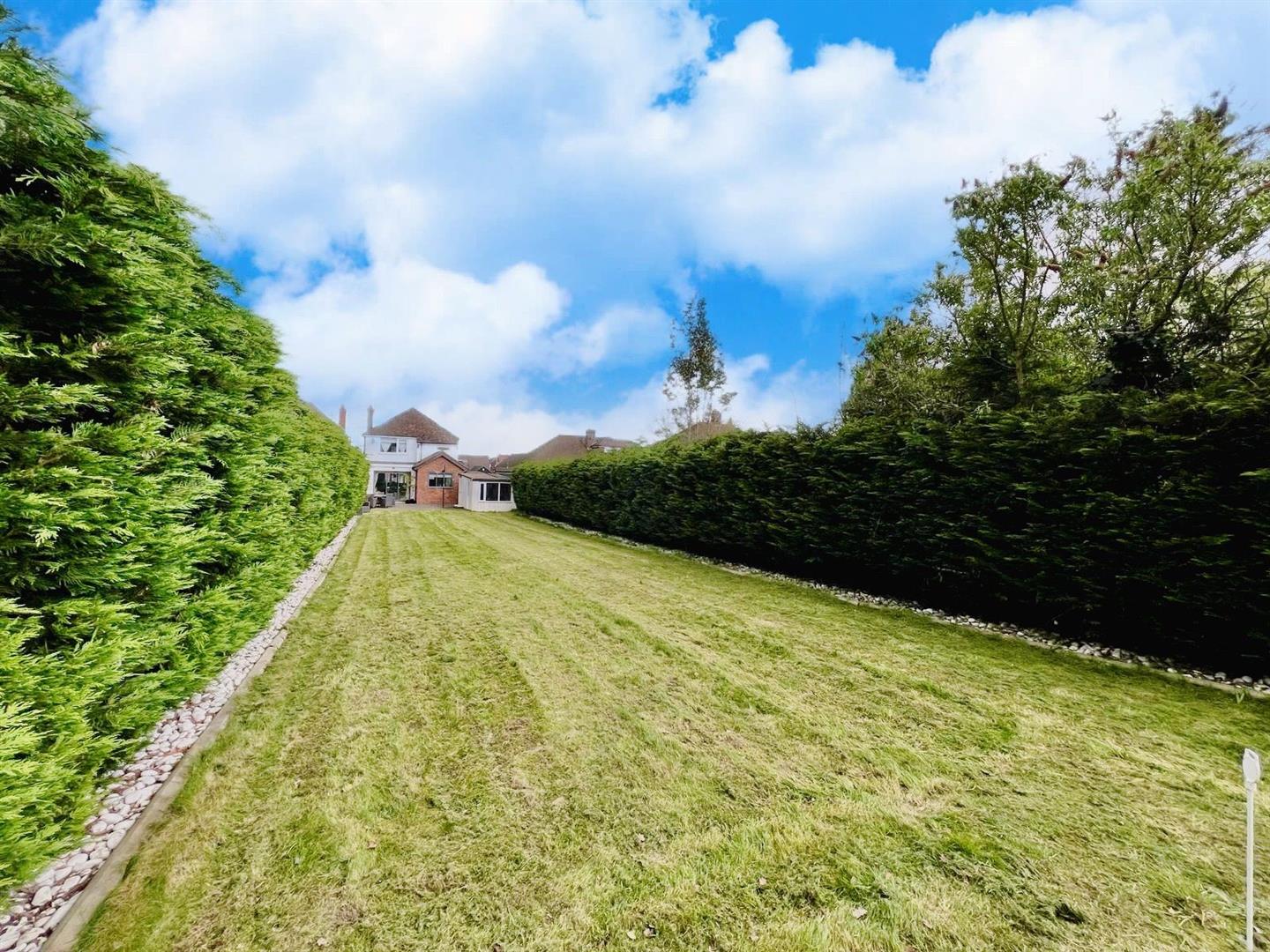 Property For Sale Rochford Avenue, Shenfield, CM15 3 Bedroom Detached