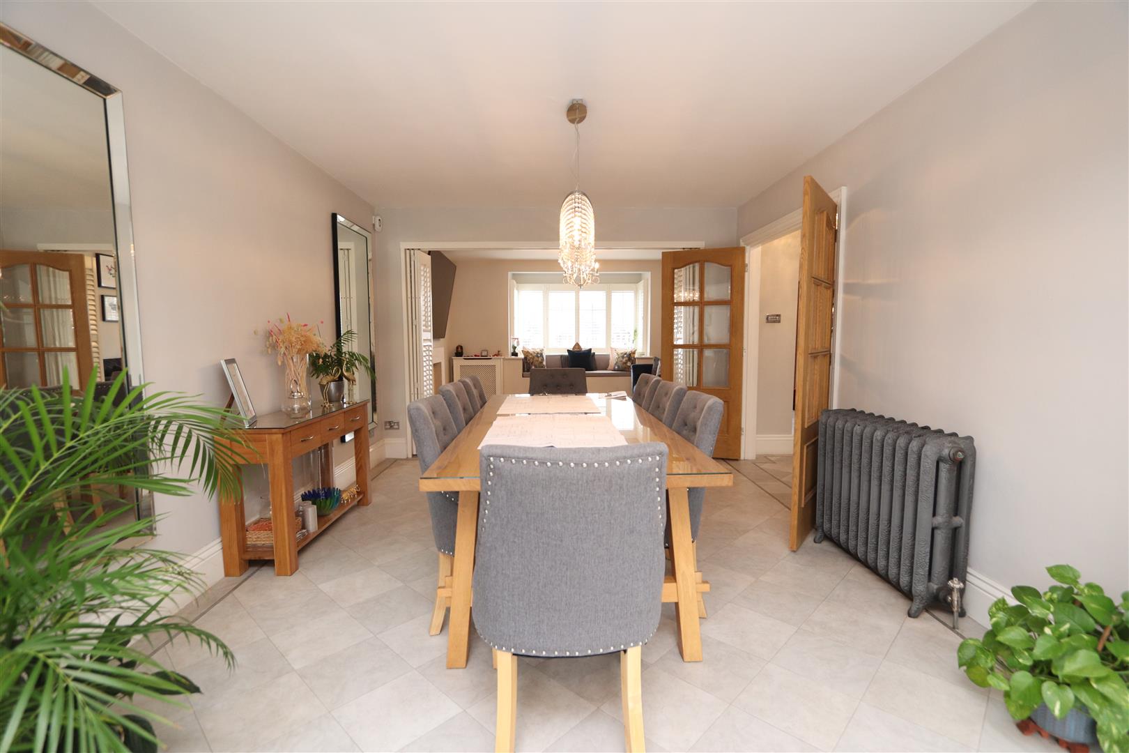 Property For Sale Rochford Avenue, Shenfield, CM15 3 Bedroom Detached