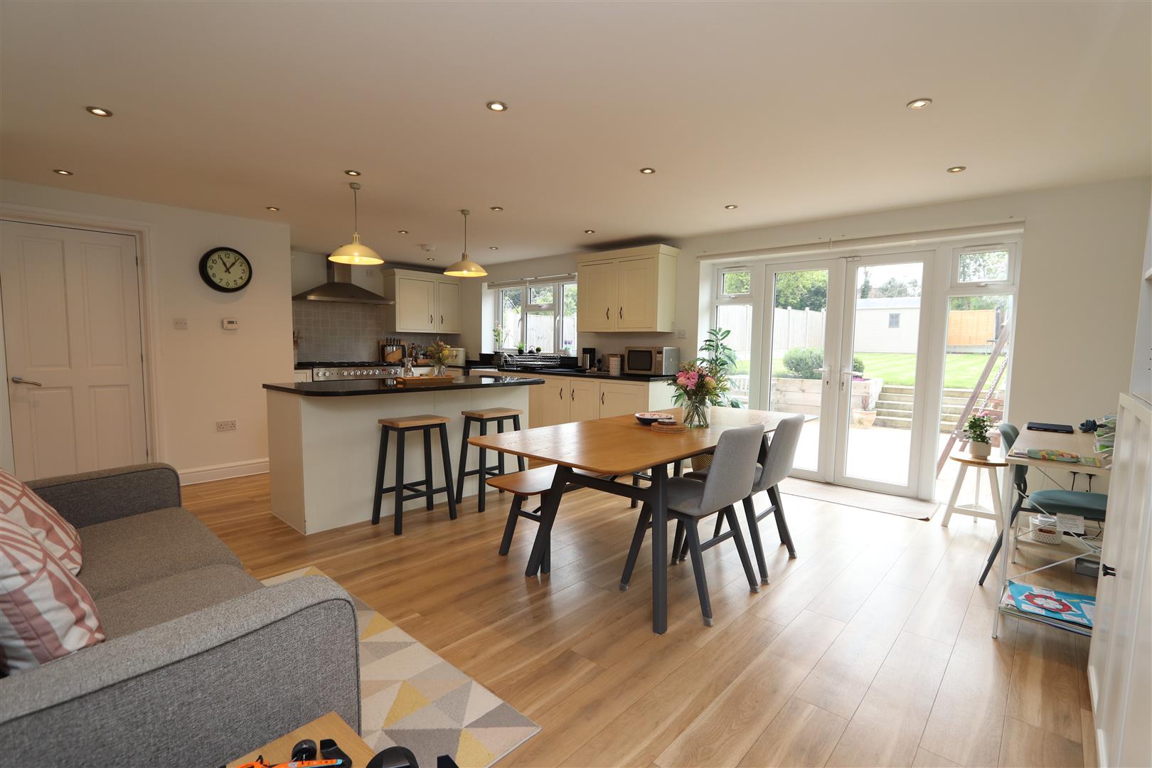 Property For Sale Delta Road, Hutton, CM13 4 Bedroom Bungalow Semi