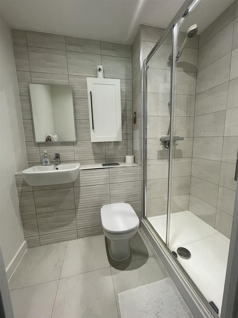 34 Kestral Close en-suite.jpg