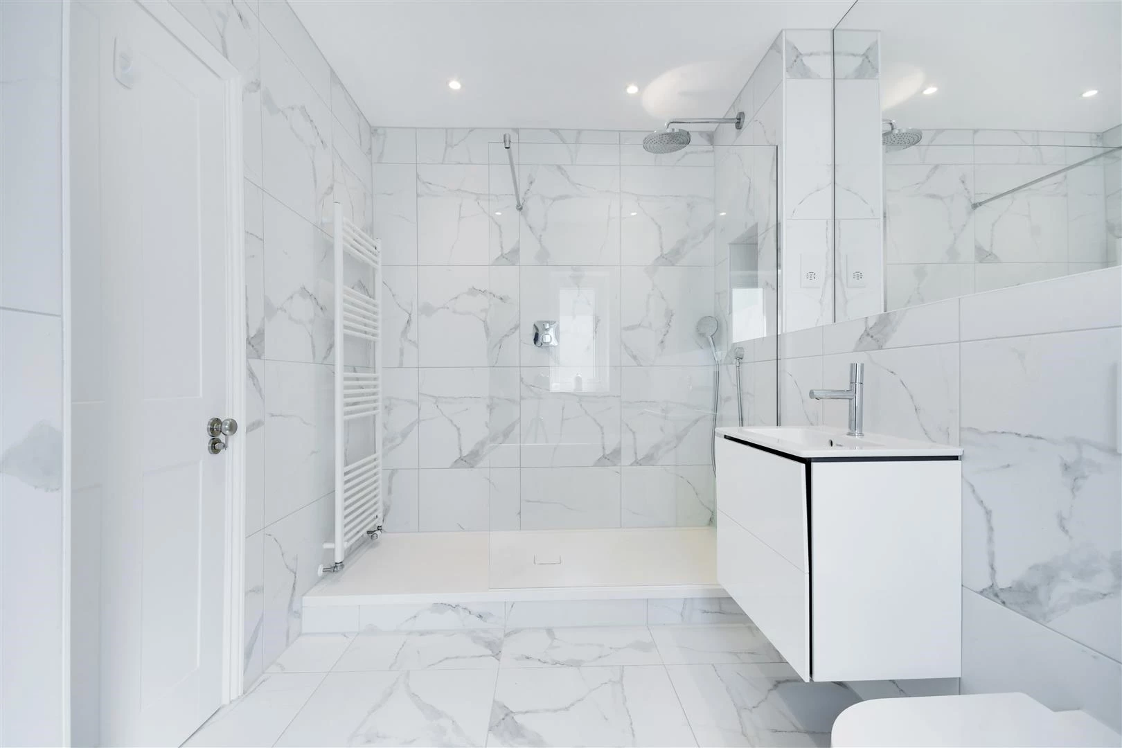 Bed 2 en-suite shower.jpg