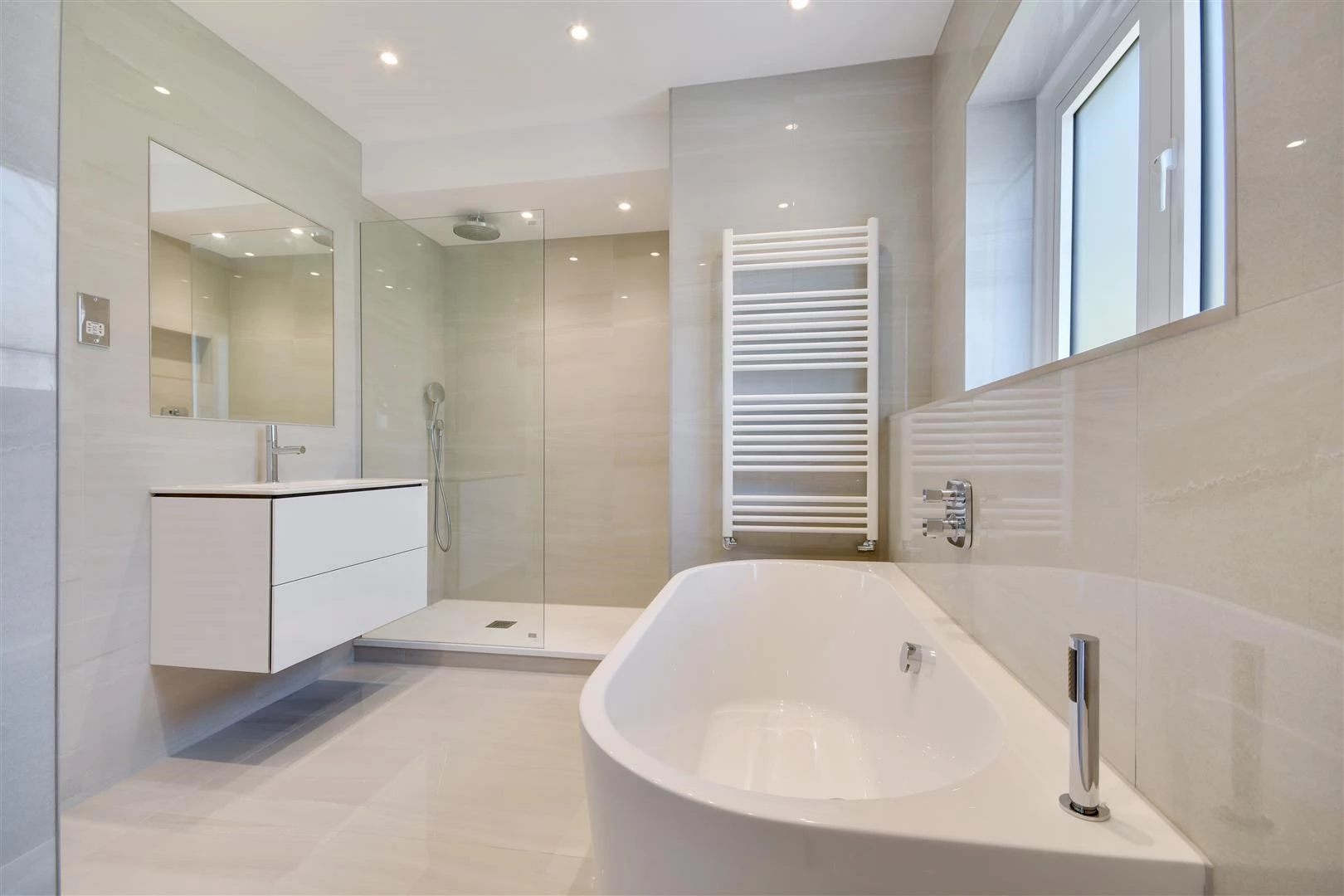 Bed 3 en-suite_main bath.jpg