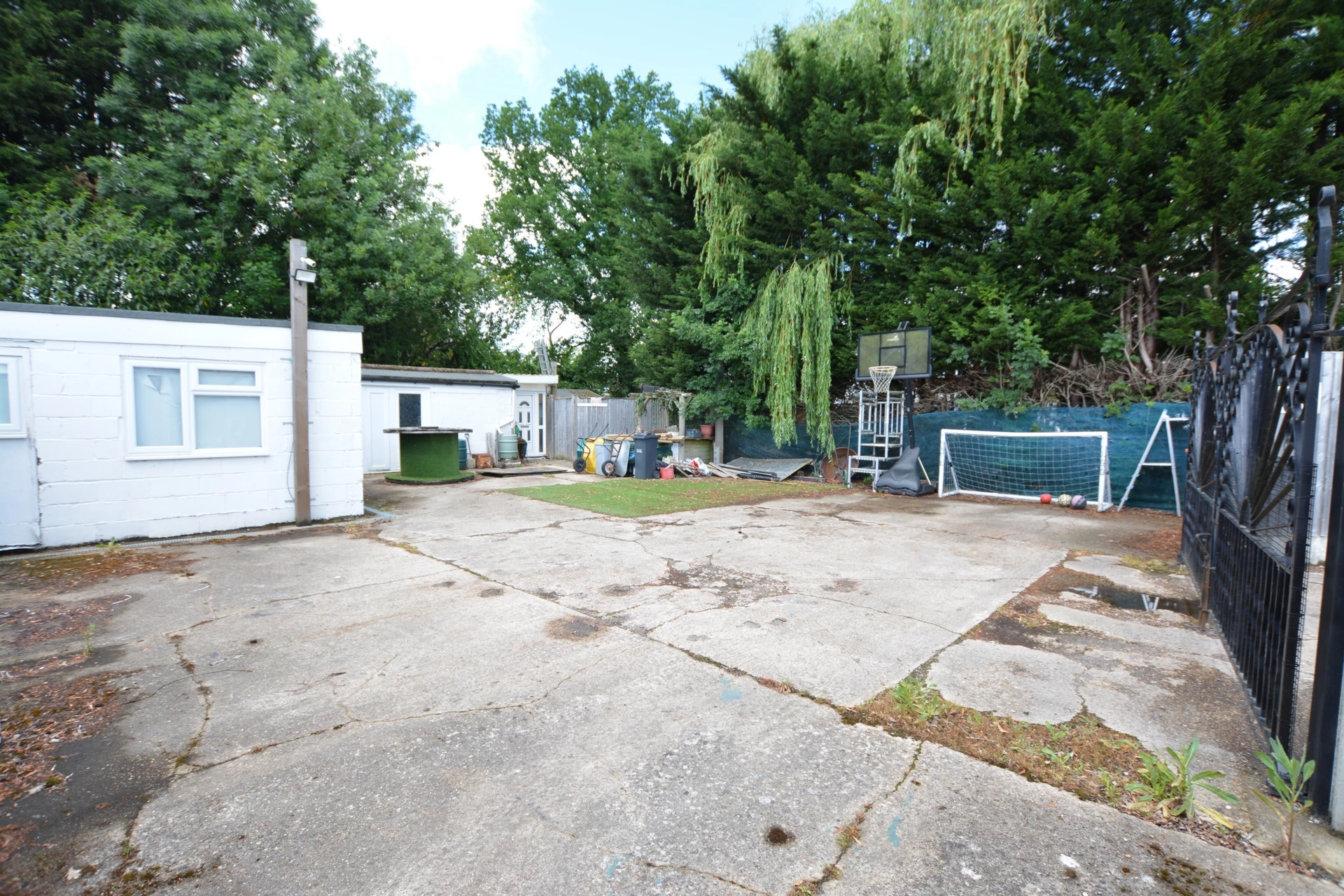 Yard & Outbuildings