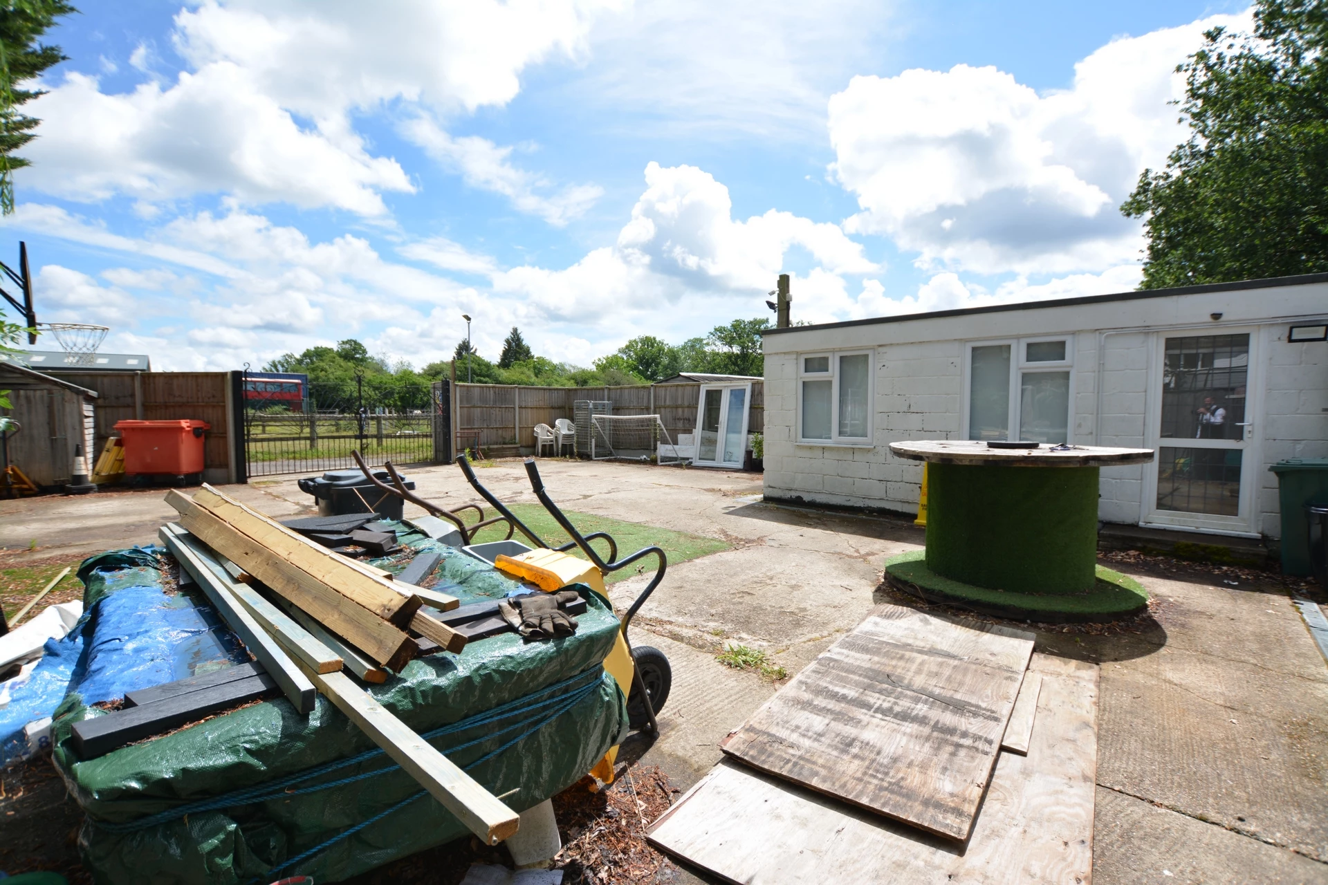 Yard & Outbuildings