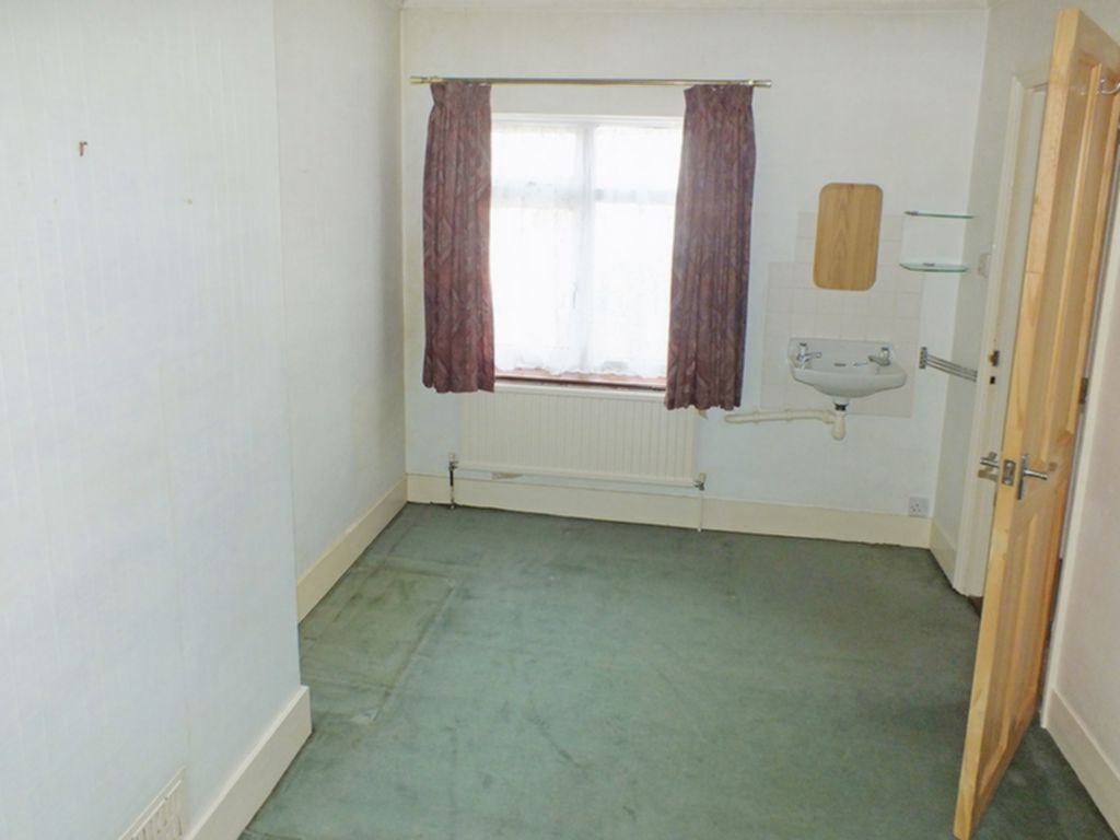 Property For Sale Burrow Road, Folkestone, CT19 2 Bedroom End Of