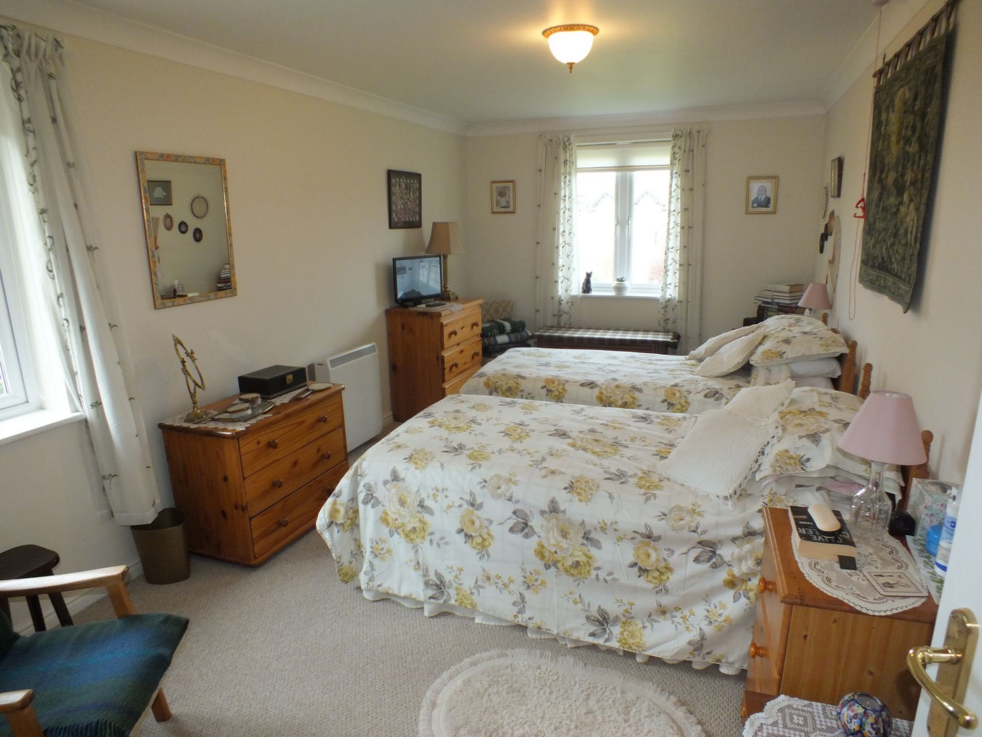Property For Sale Sandgate Road, Folkestone, CT20 2 Bedroom Flat through Motis Estates