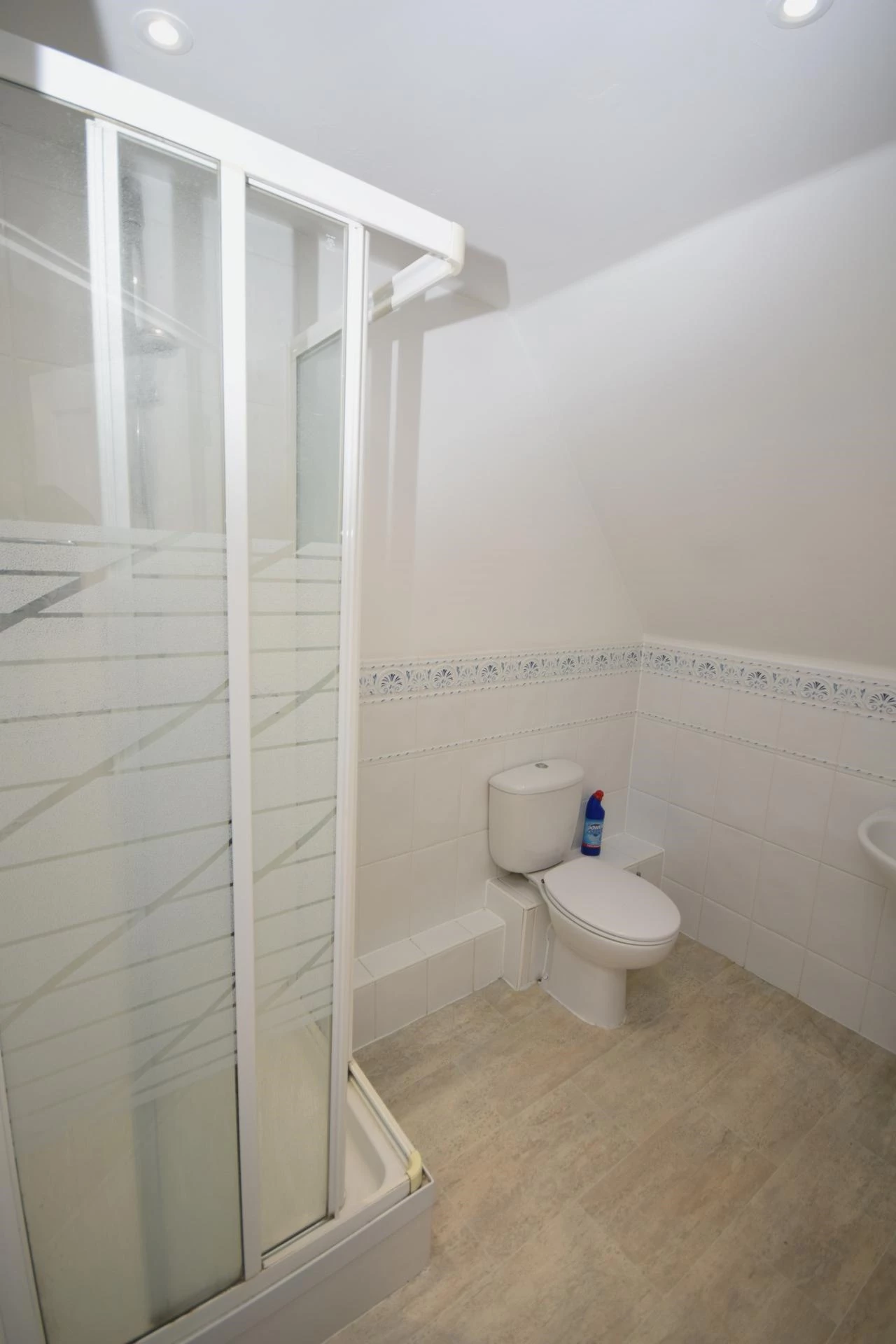 Room 6 En Suite Bathroom