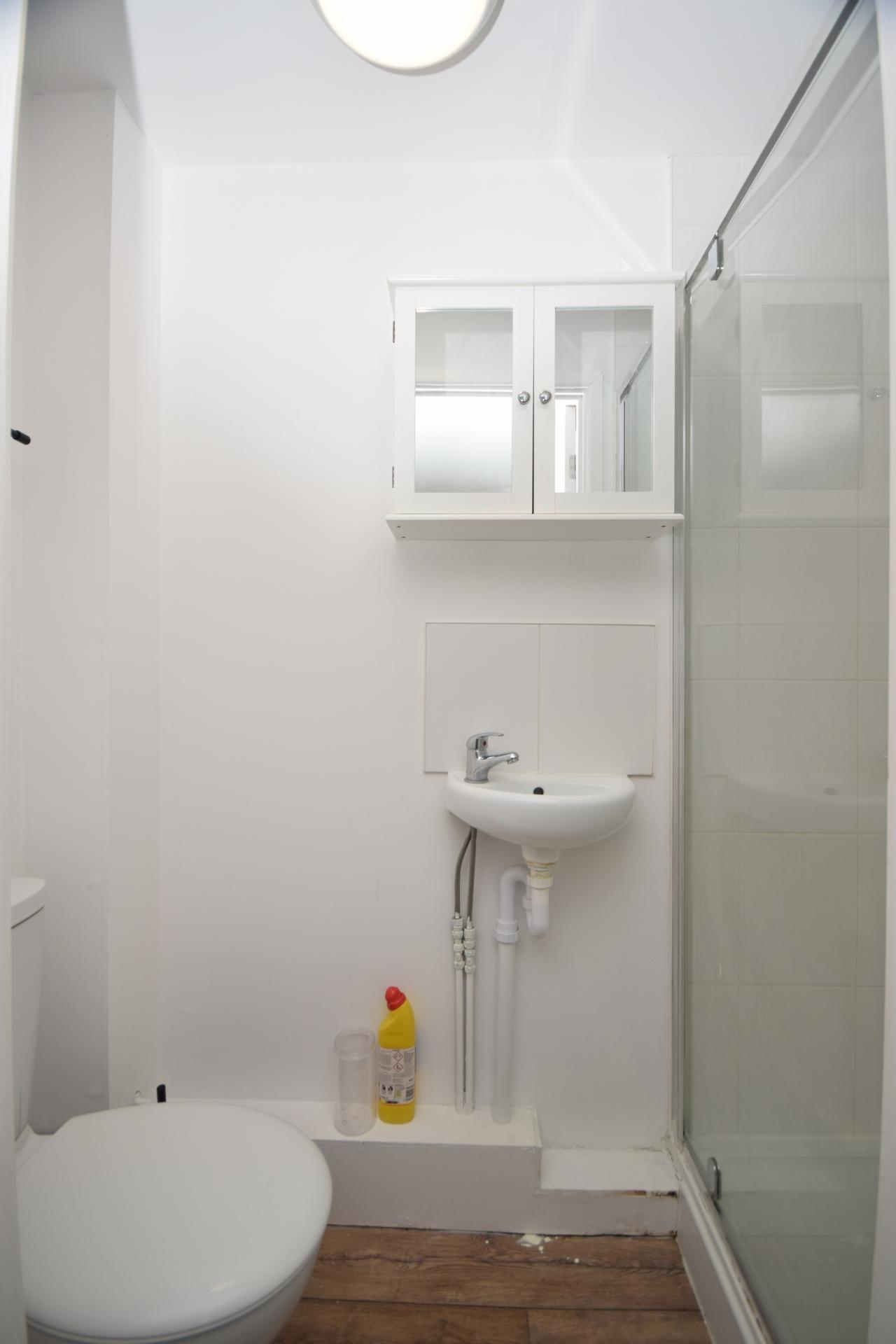 Bedroom 1 En Suite Bathroom