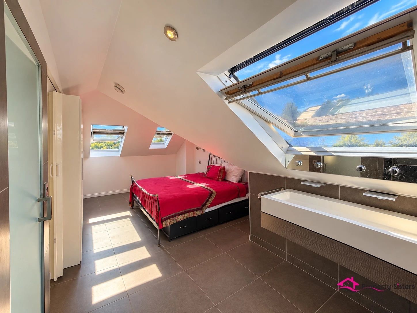 Bedroom/Bathroom