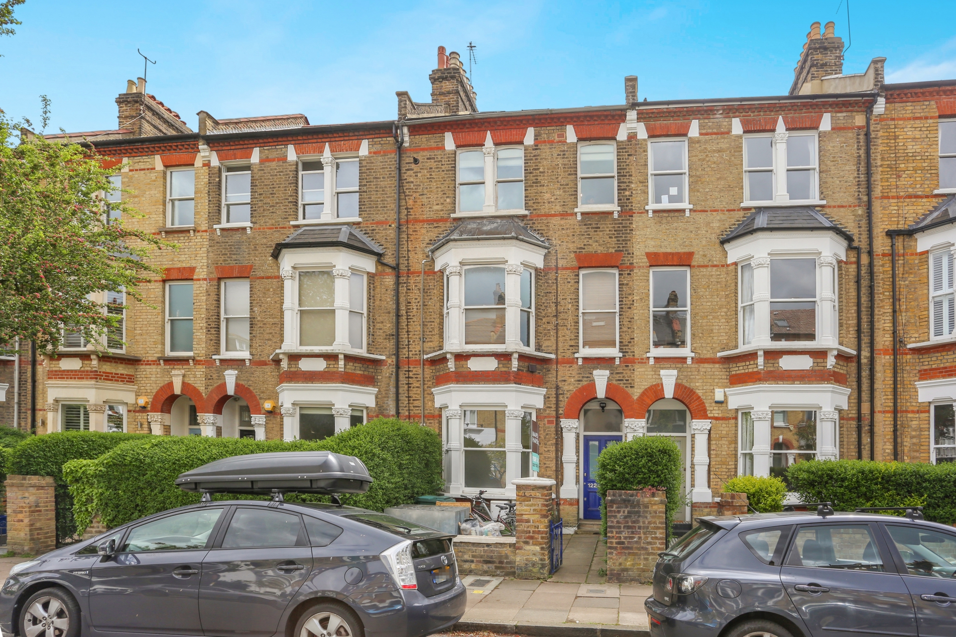 Two-bedroom period conversion flat on Mercers Road, Tufnell Park N19, sold by Rochester Place, within walking distance of Yerbury Primary School