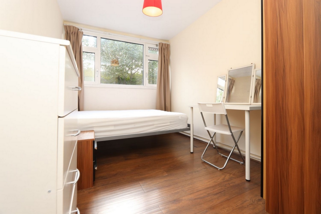 Similar Property: Double room - Single use in Island Gardens